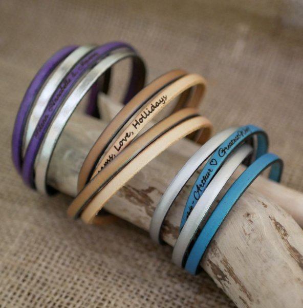 Pulsera doble de cuero a d&uacute;o personalizable mediante grabado