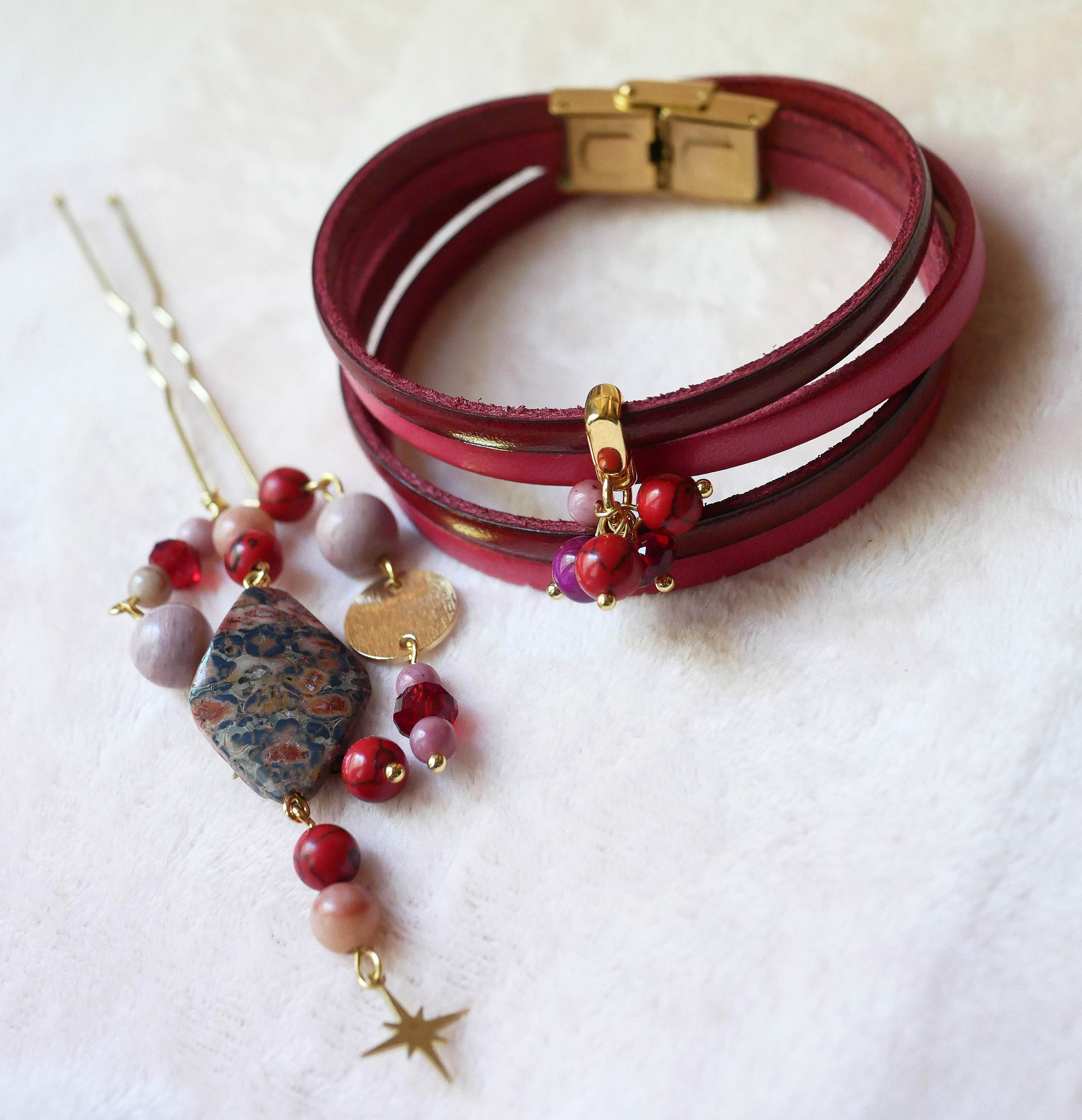 Pulsera d&uacute;o de cuero decorada con perlas fucsia