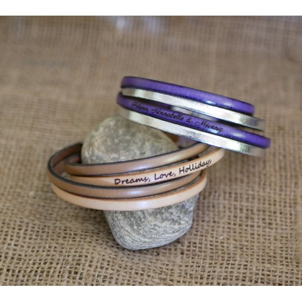 Pulsera doble de cuero a d&uacute;o personalizable mediante grabado