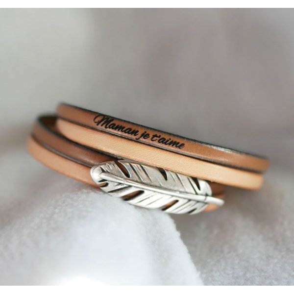 Doble correa de piel en d&uacute;o decorada con una pluma plateada