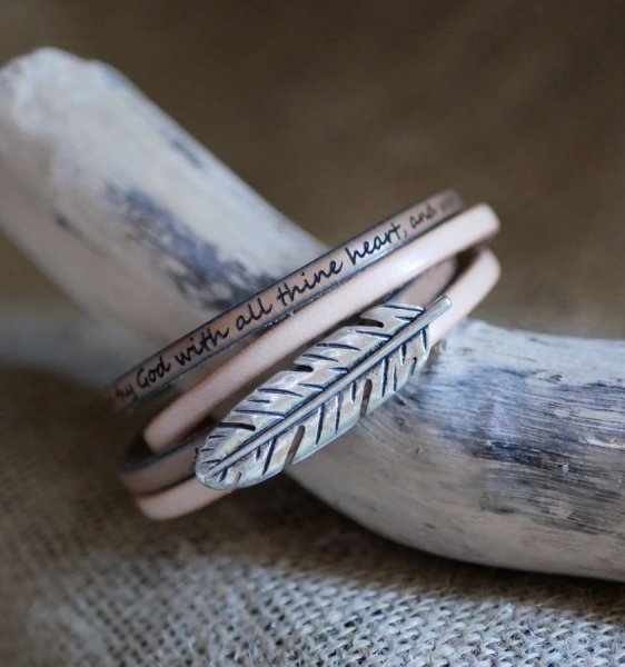 Doble correa de piel en d&uacute;o decorada con una pluma plateada