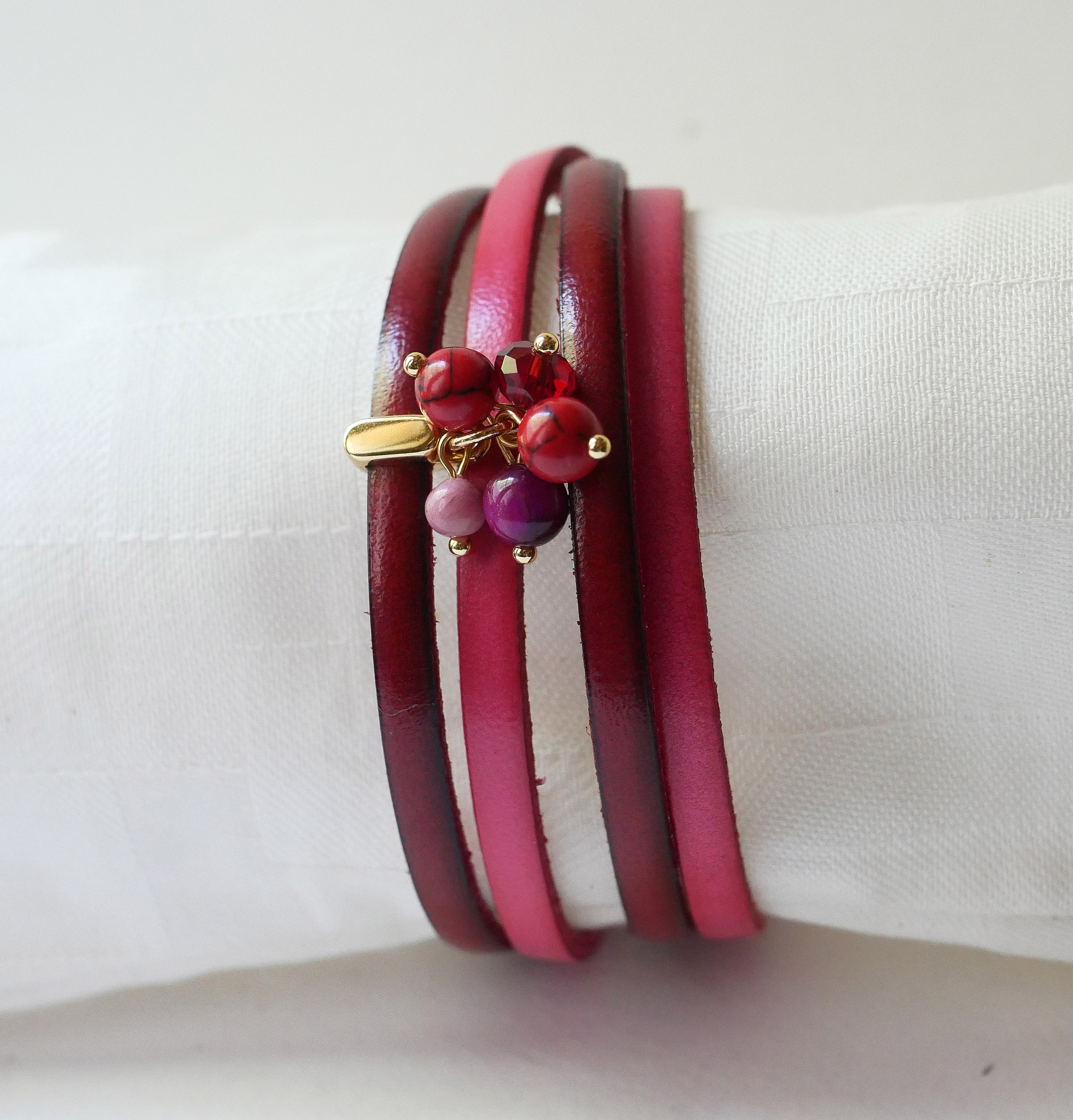 Pulsera d&uacute;o de cuero decorada con perlas fucsia