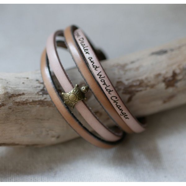 Doble correa de piel en d&uacute;o decorada con una tortuga de bronce