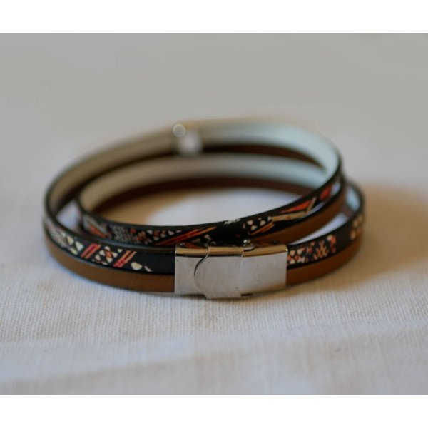 Pulsera &eacute;tnica doble de cuero con colgante de perla