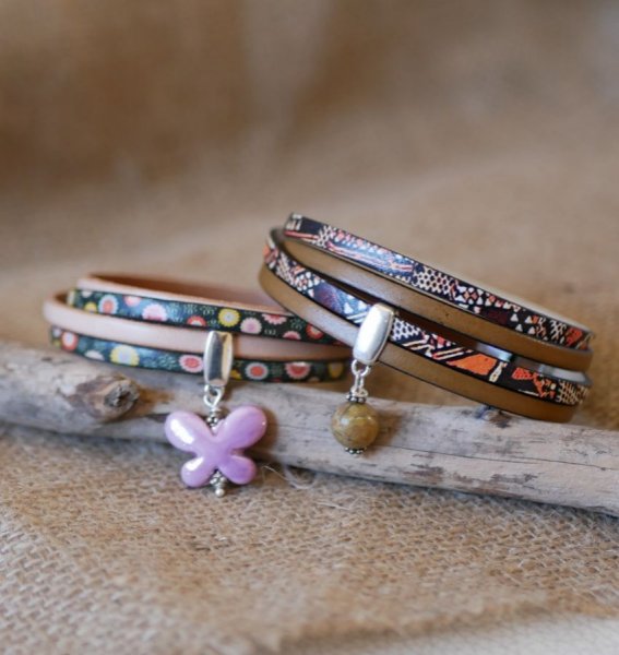 Pulsera &eacute;tnica doble de cuero con colgante de perla