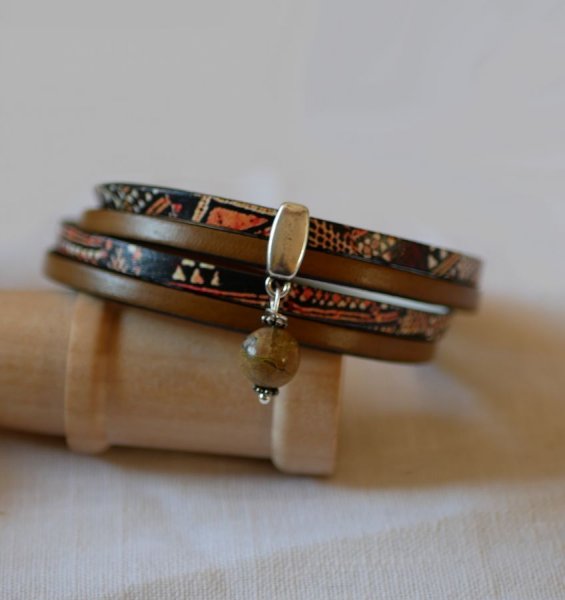 Pulsera &eacute;tnica doble de cuero con colgante de perla