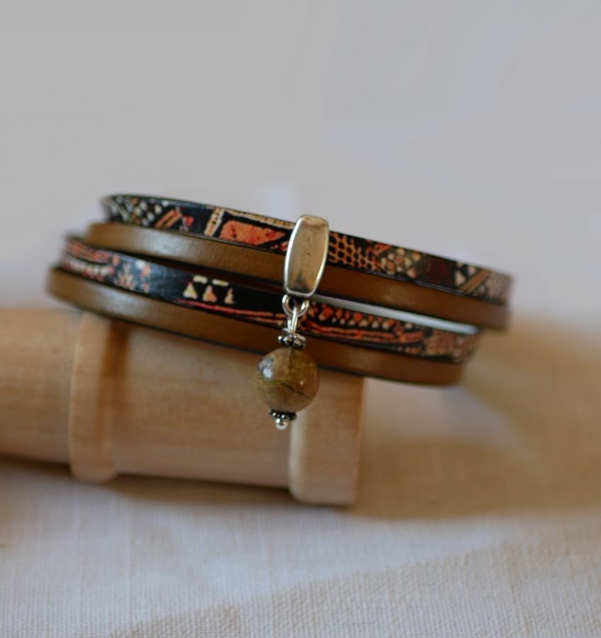 Pulsera étnica doble de cuero con colgante de perla