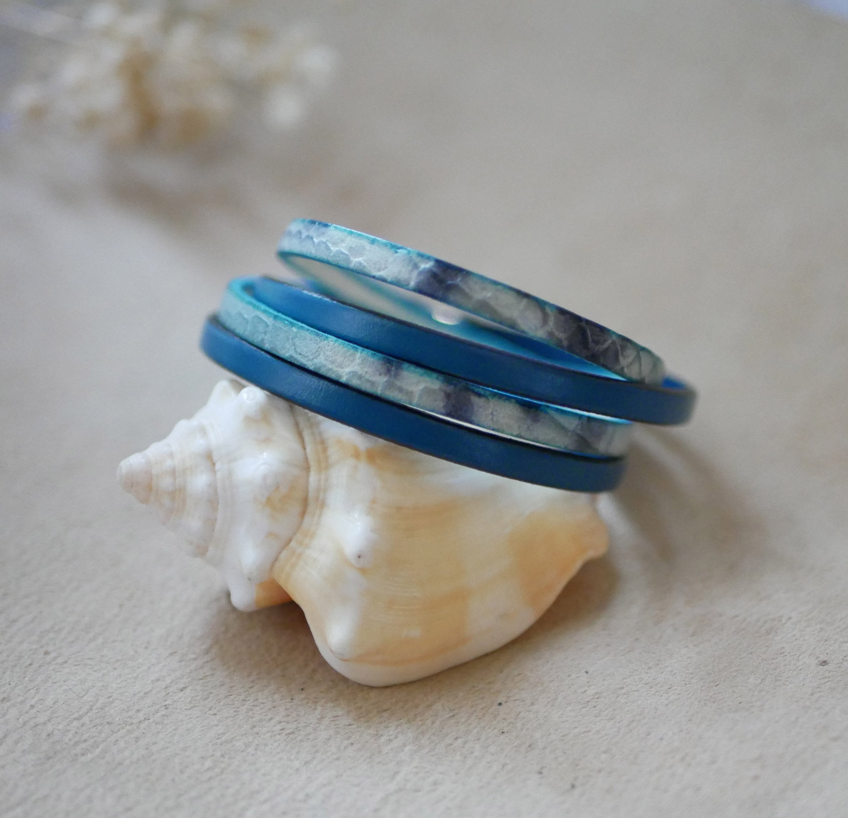 Correa de piel de doble capa con estampado de escamas azul gris&aacute;ceo y piel del color que elijas 