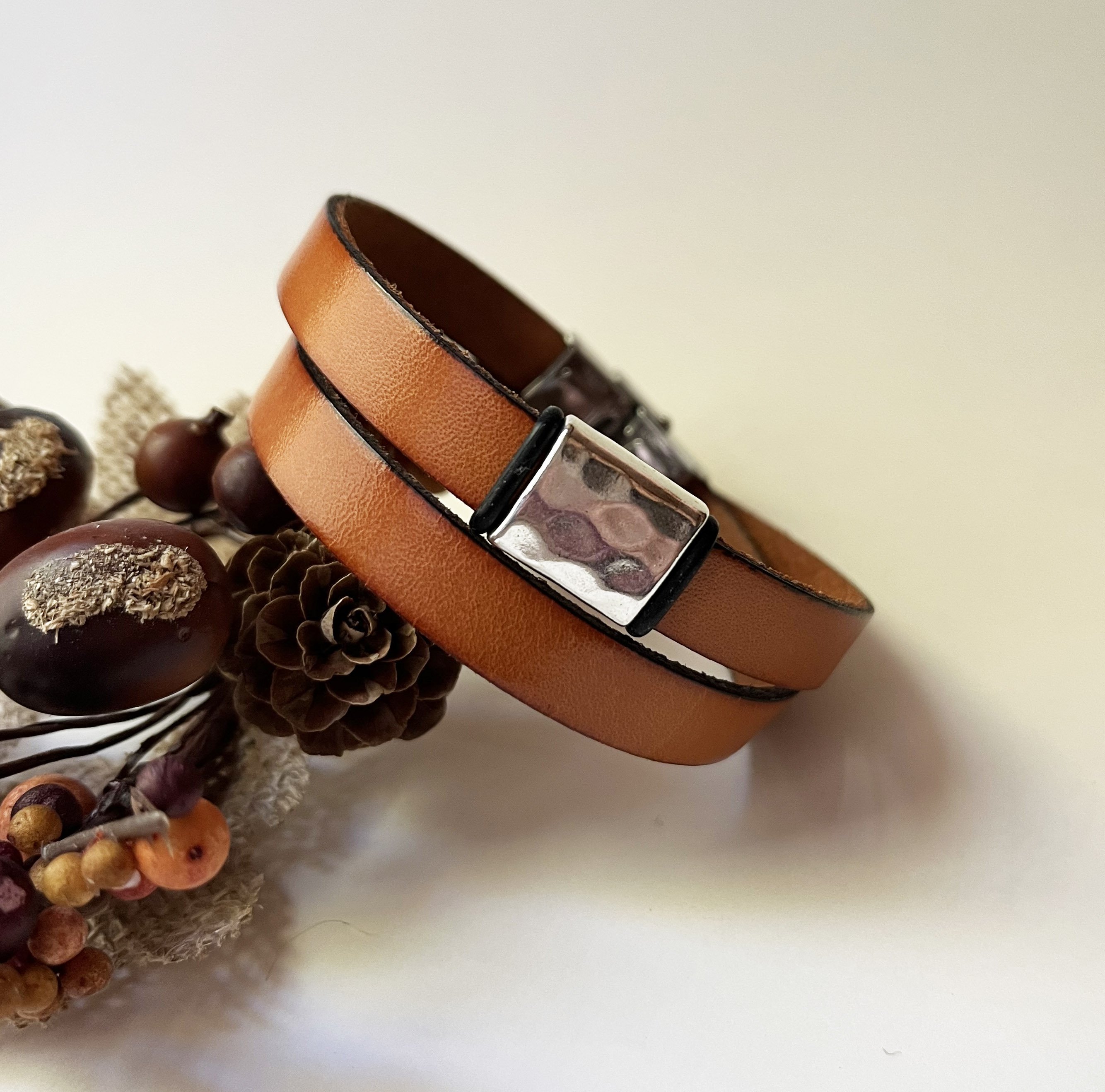 Bracelet cuir double tour au passant carr&eacute; martel&eacute;, ajustable toutes tailles - cadeau personnalisable avec message grav&eacute; 