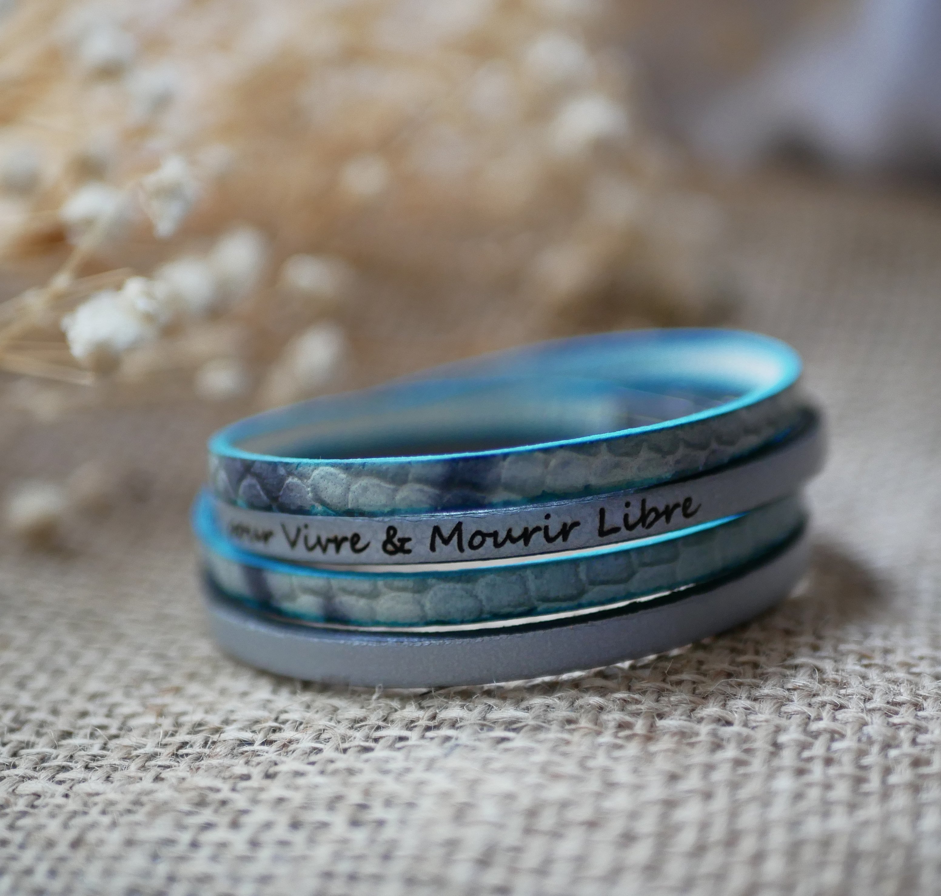 Correa de piel de doble capa con estampado de escamas azul gris&aacute;ceo y piel del color que elijas 