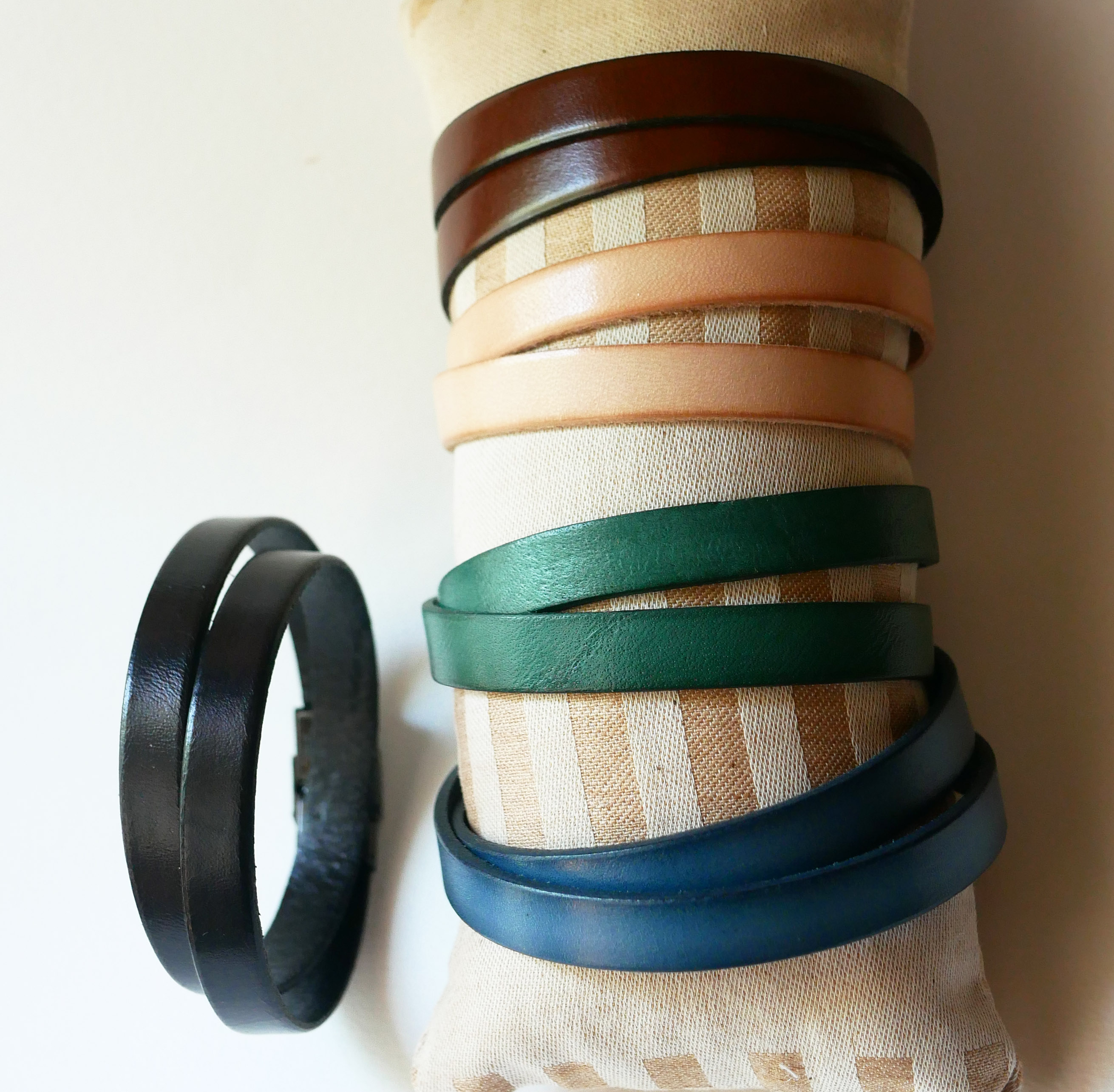 Pulsera de cuero para hombre con dos muñecas, personalizable mediante grabado