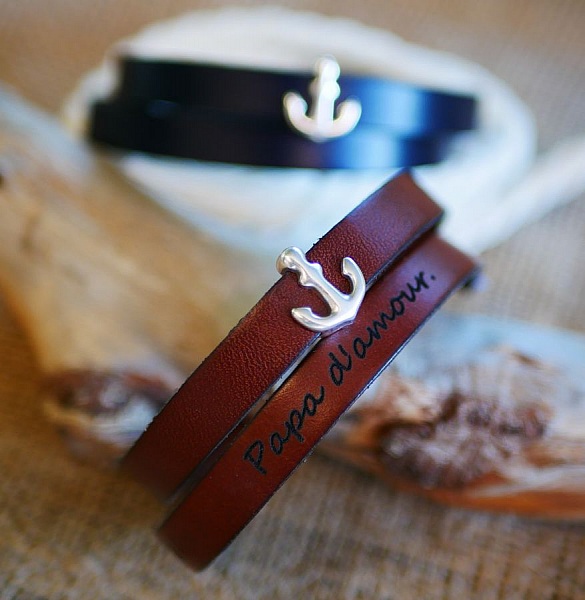 Bracelet cuir double tour personnalisé avec ancre marine.