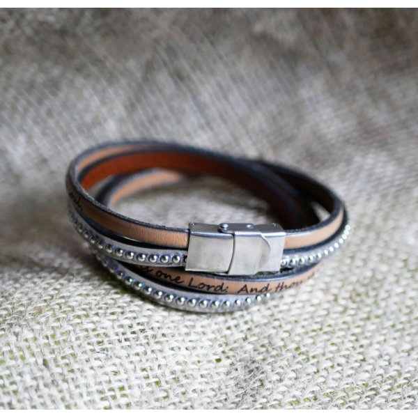 Correa de piel gris con doble grabado y cuentas plateadas, personalizable