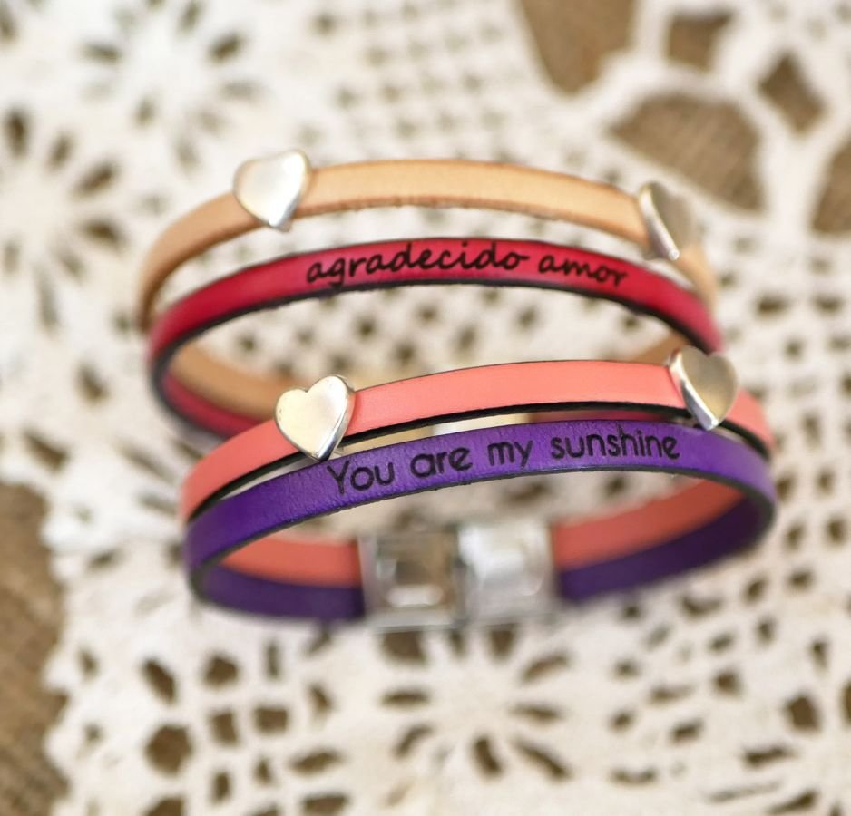 Pulsera de cuero en dúo con lazos en forma de corazón, personalizable para mujer 