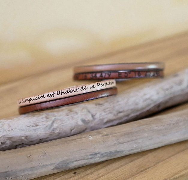 Bracelet cuir double personnalisable avec gravure laser.