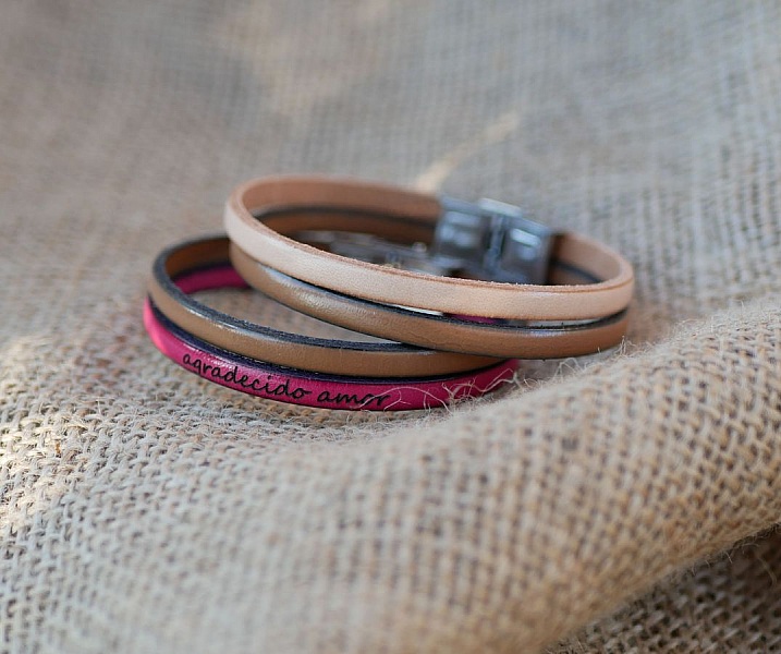 Bracelet double en cuir personnalisable avec gravure laser.