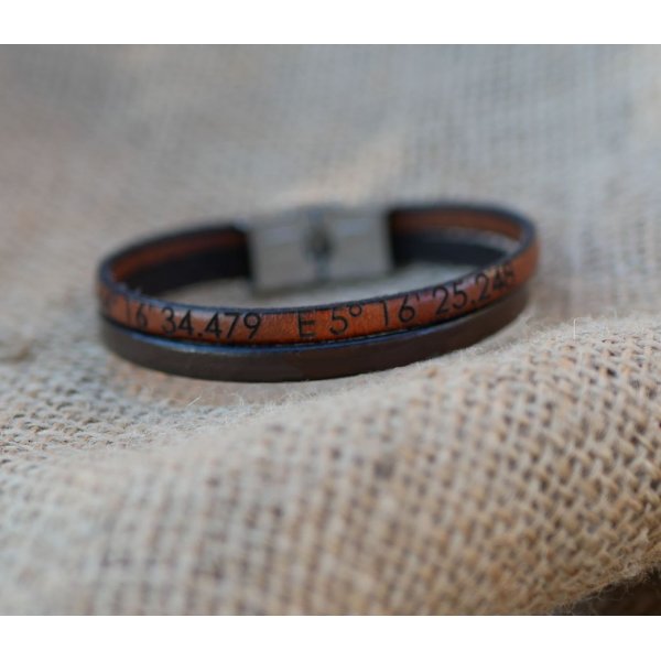 Pulsera d&uacute;o de cuero para hombre personalizable mediante grabado