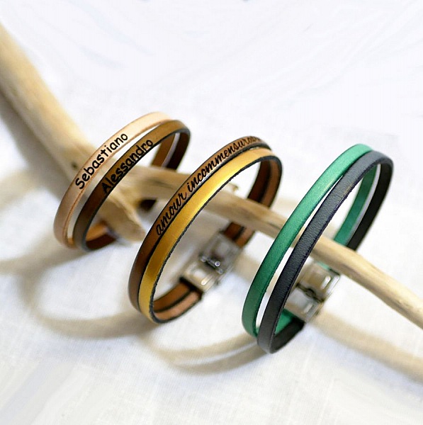 Bracelets en cuir double couleur personnalisables avec gravure laser.