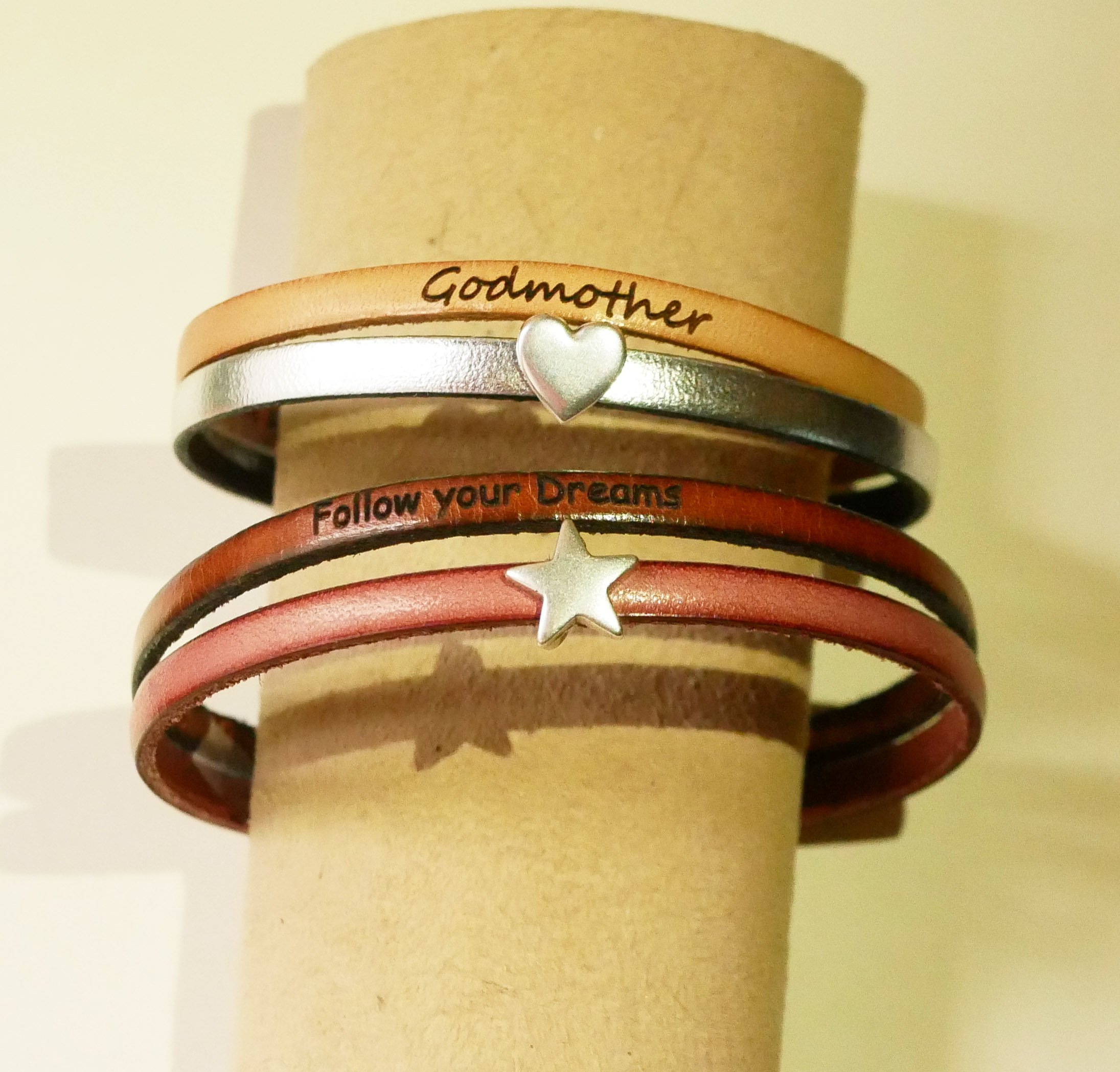 Pulsera d&uacute;o de cuero para personalizar con un coraz&oacute;n, una estrella o un bucle infinito
