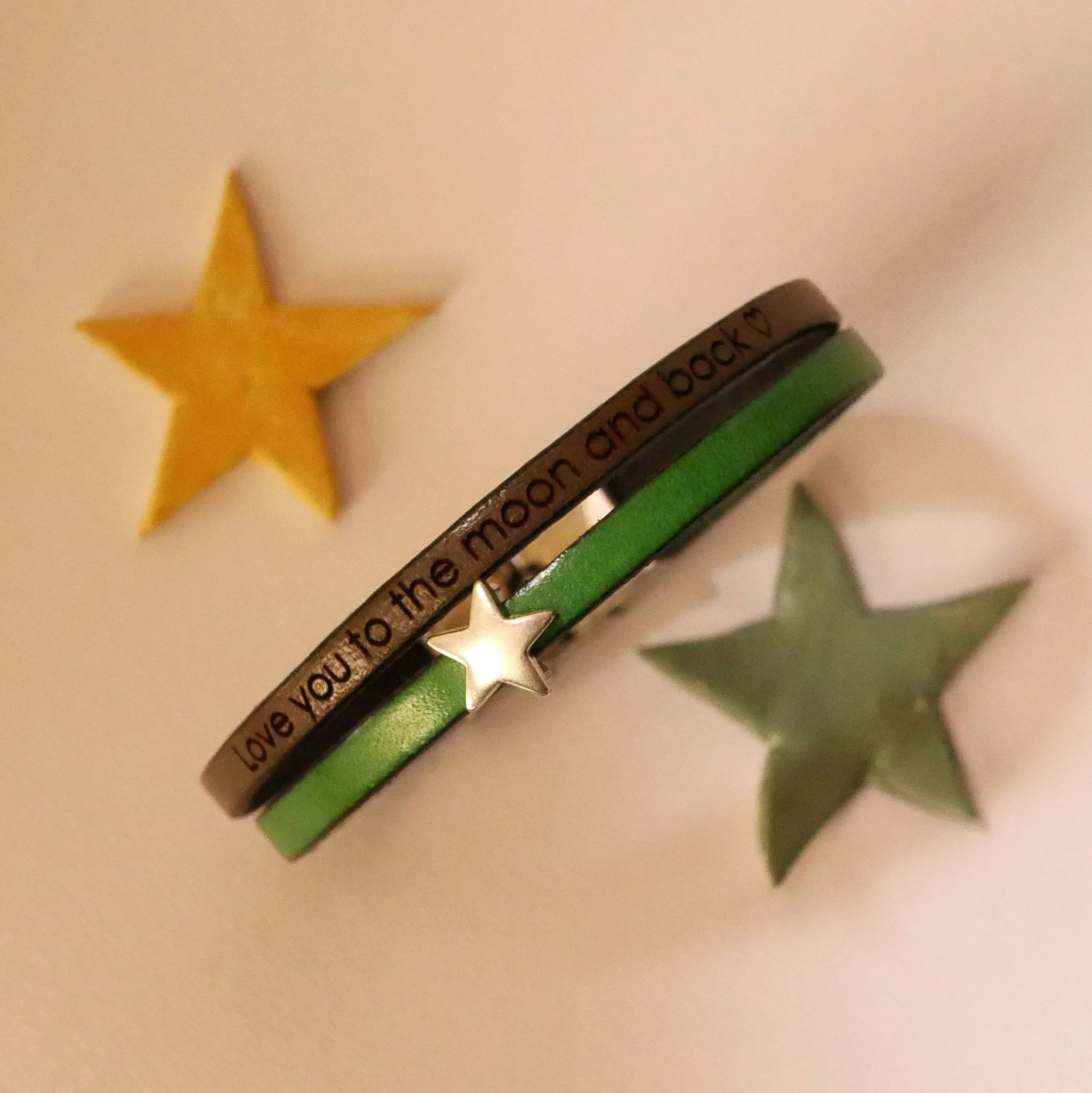 Pulsera d&uacute;o de cuero para personalizar con un coraz&oacute;n, una estrella o un bucle infinito