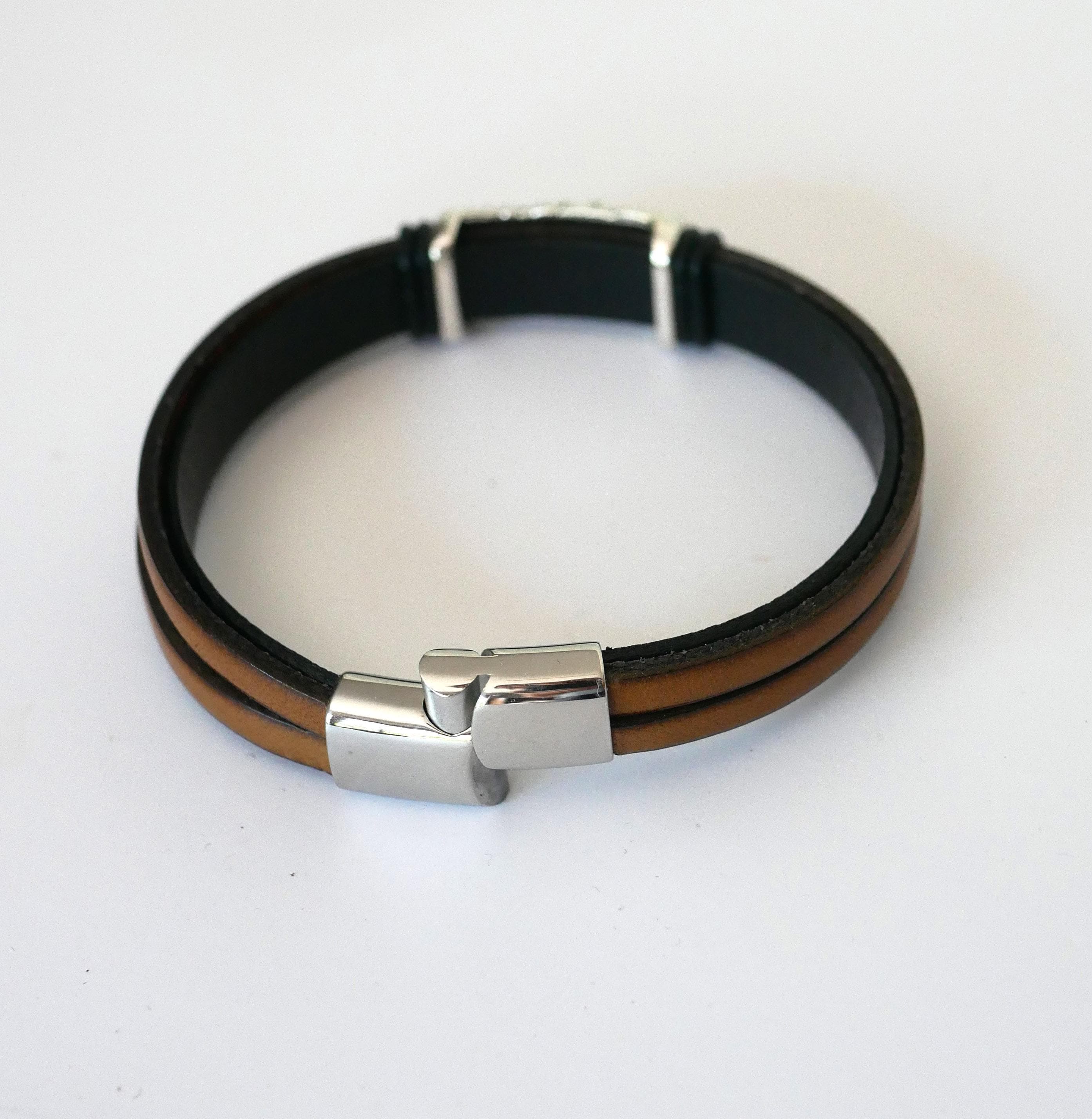 Pulsera de cuero marrón con forro metálico trenzado y cierre magnético