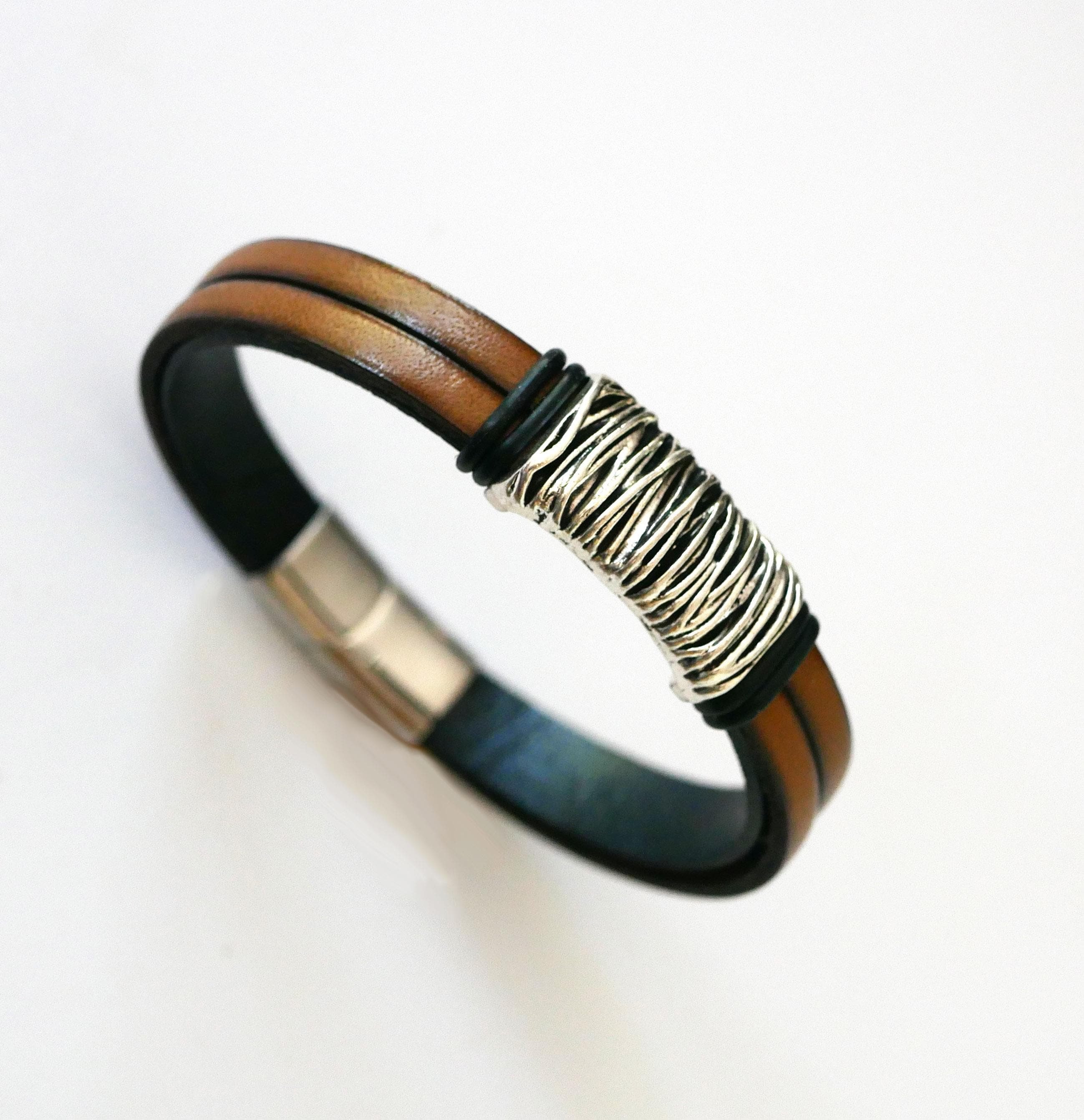 Pulsera de cuero marrón con forro metálico trenzado y cierre magnético