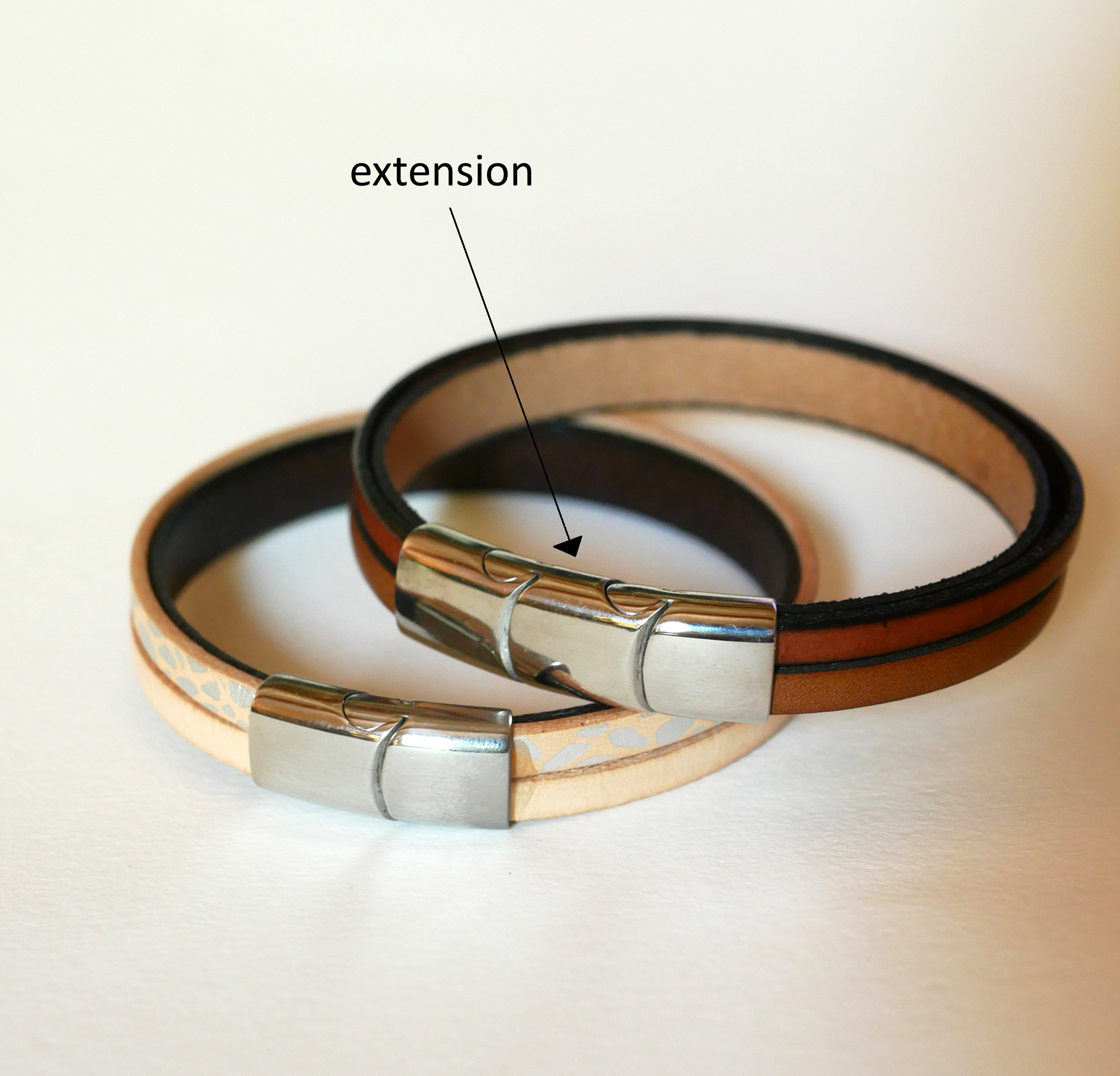 Pulsera de cuero marr&oacute;n con forro met&aacute;lico trenzado y cierre magn&eacute;tico