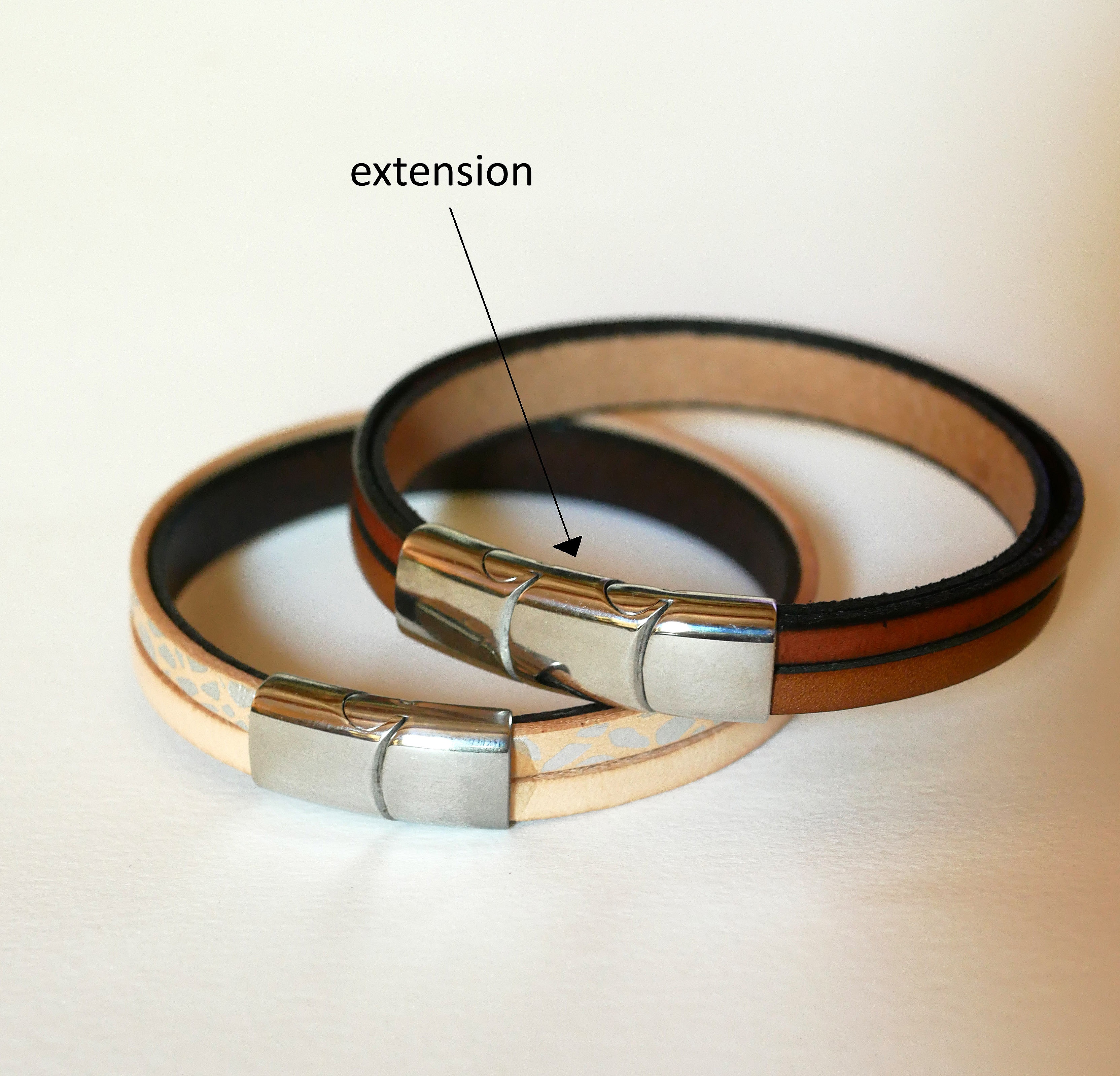 Pulsera de cuero marr&oacute;n con forro met&aacute;lico trenzado y cierre magn&eacute;tico