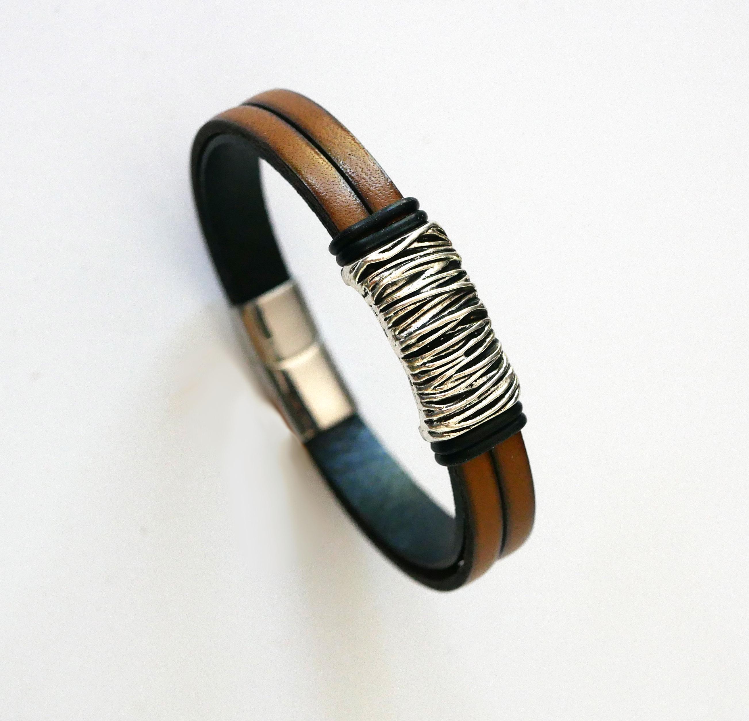 Pulsera de cuero marrón con forro metálico trenzado y cierre magnético