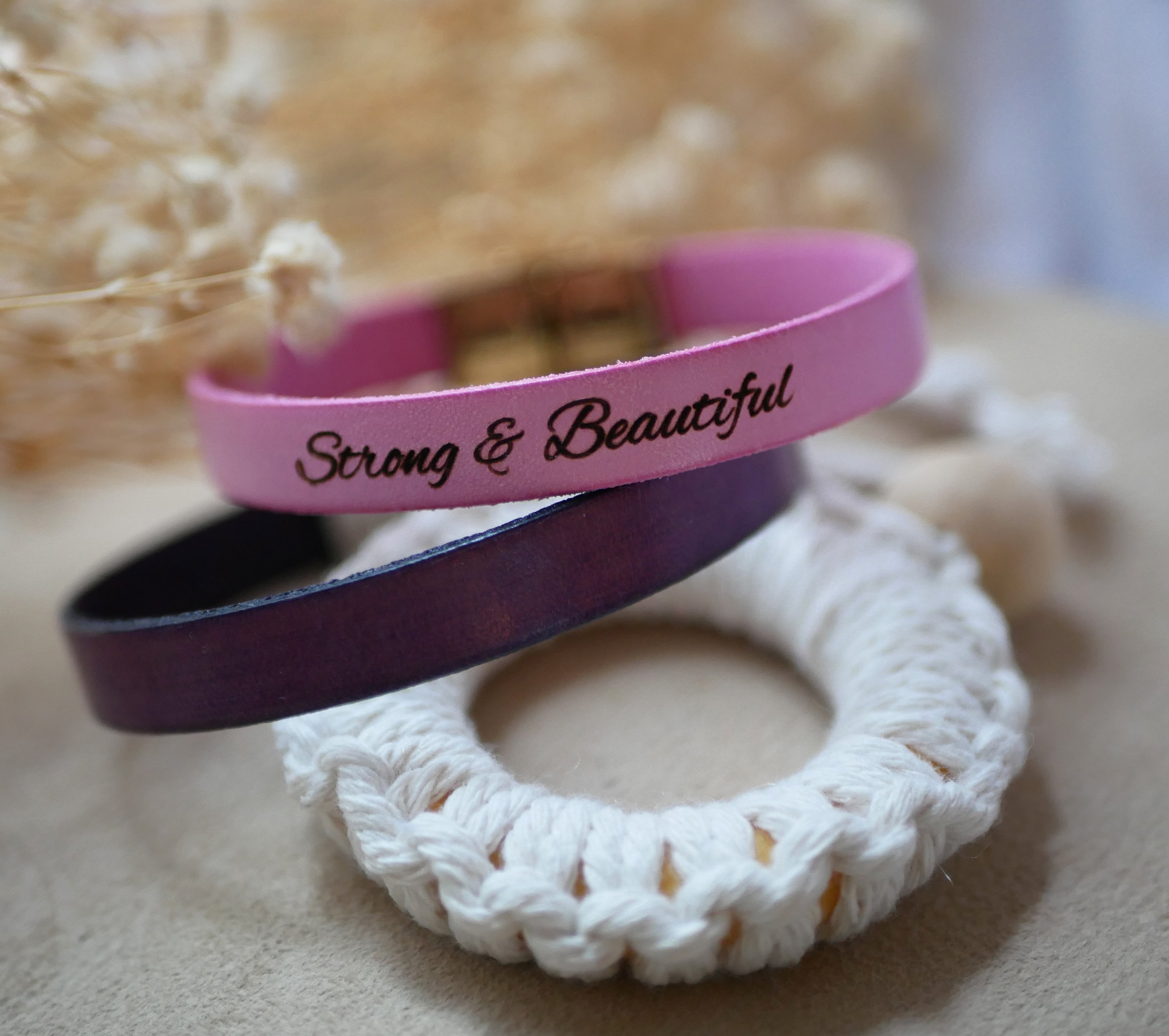 Pulsera cuero mujer cierre oro personalizada por grabado 