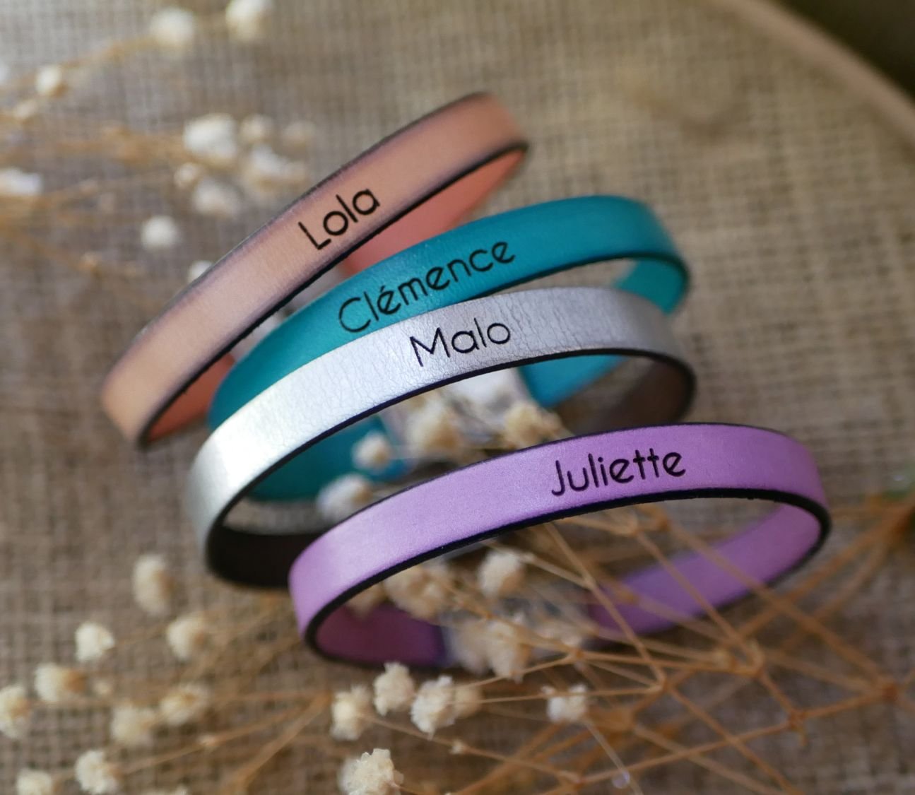 Pulsera de cuero grabada personalizada para mujer