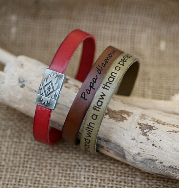 Bracelets en cuir personnalisés avec fermoir magnétique ethnique.