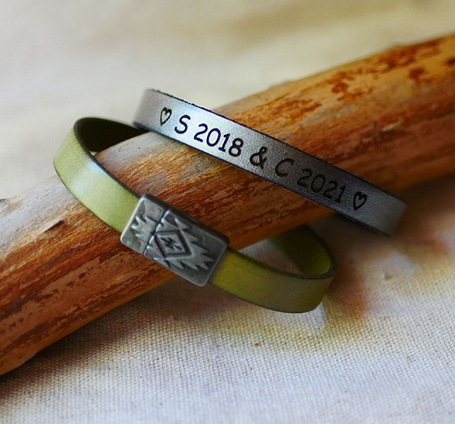 Bracelet en cuir personnalisé avec fermoir magnétique ethnique.