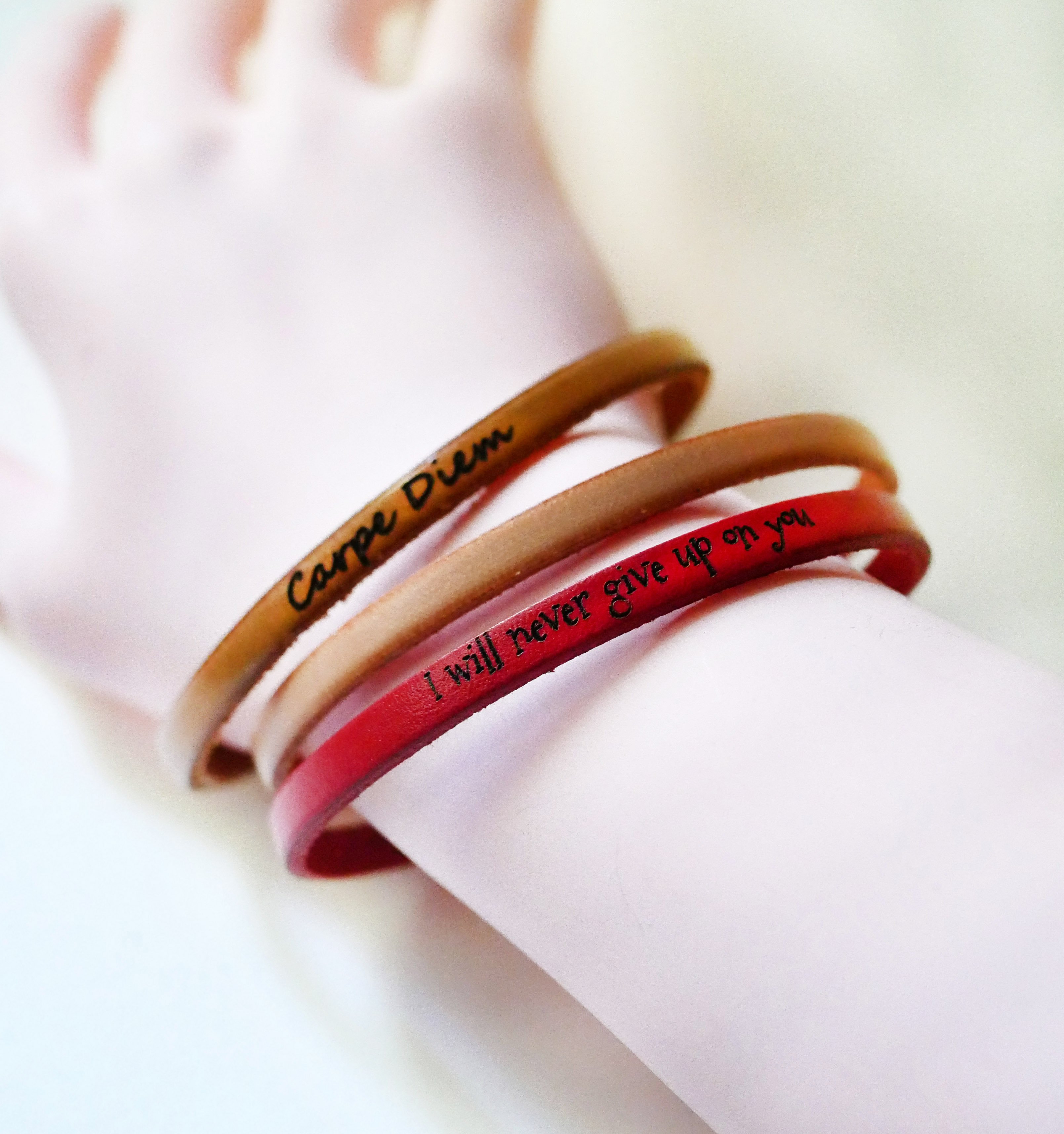 Correa de piel fina con cierre de oro ajustable, personalizable mediante grabado 