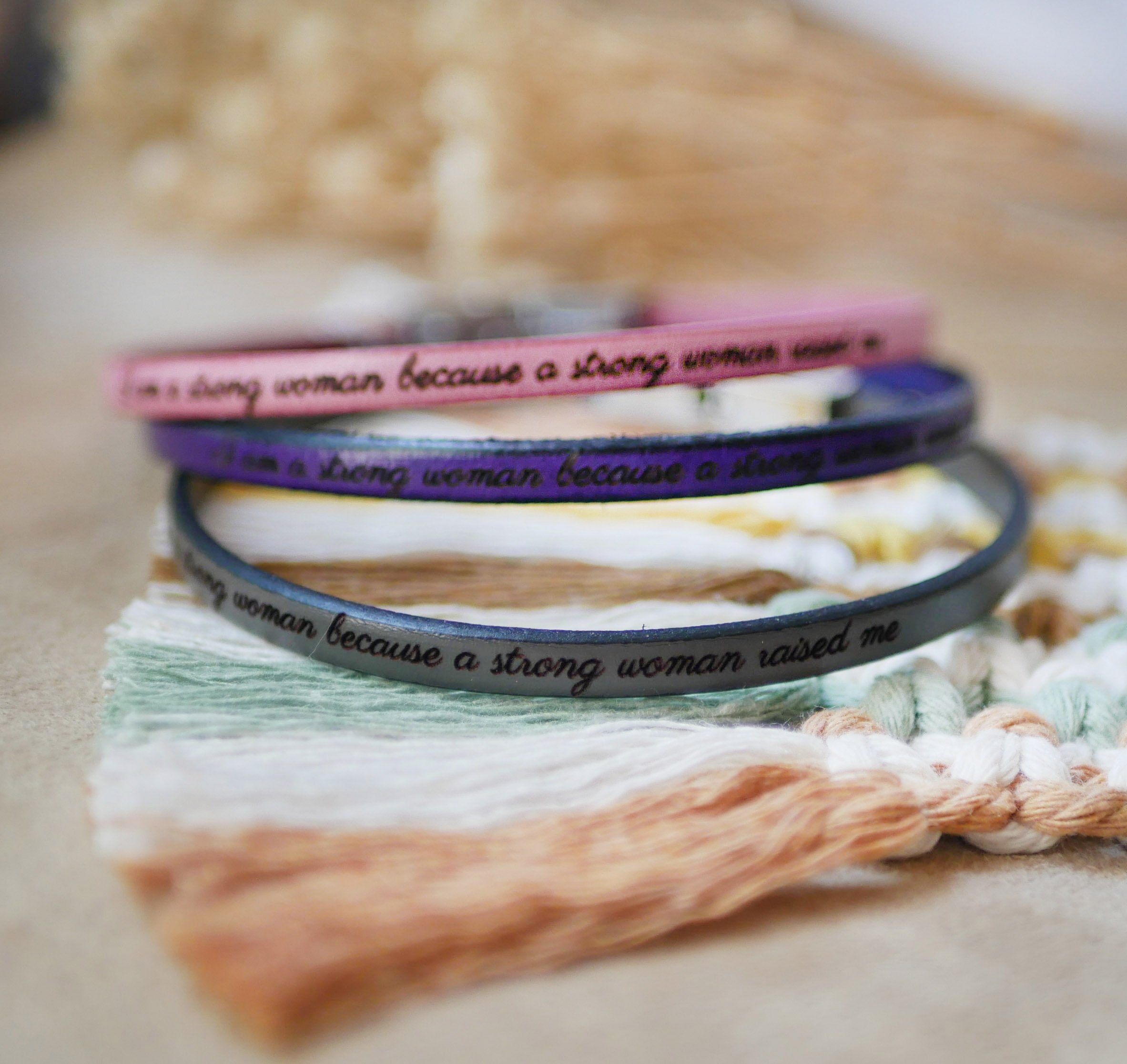 Correa de piel fina con cierre de oro ajustable, personalizable mediante grabado 