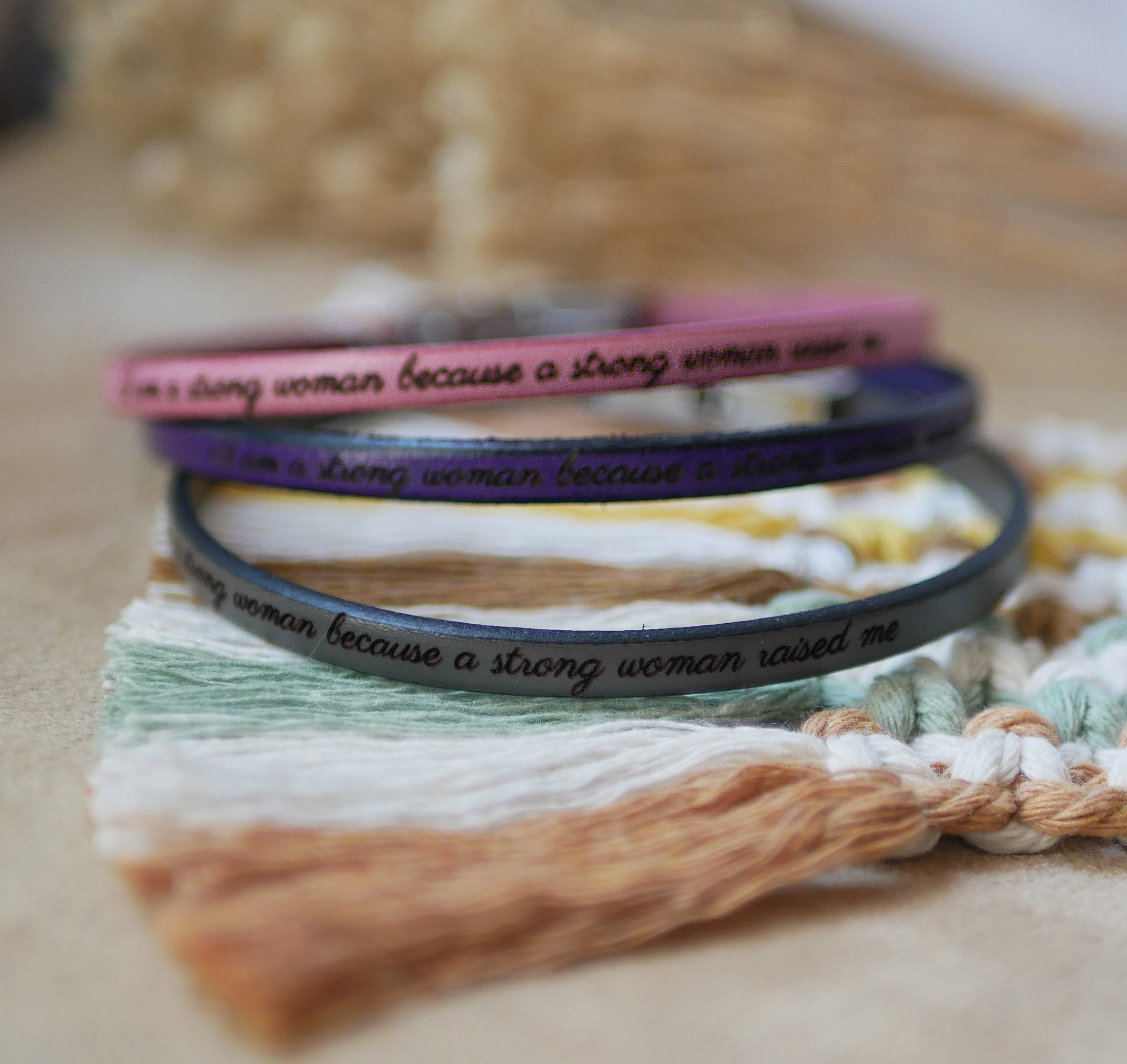 Bracelets en cuir personnalisables avec message gravé.
