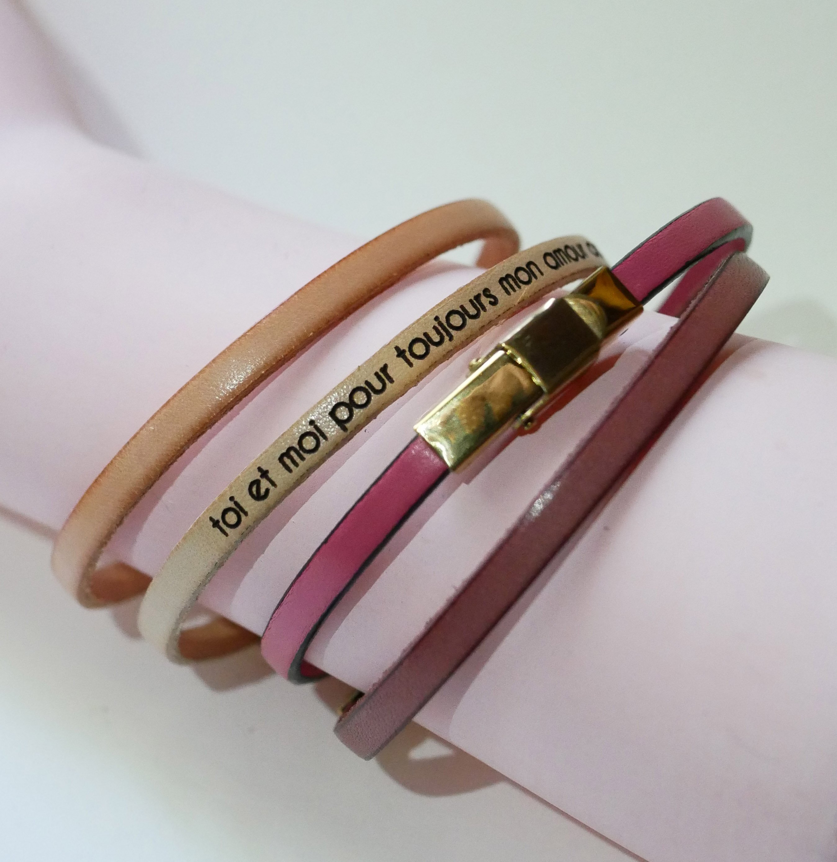 Correa de piel fina con cierre de oro ajustable, personalizable mediante grabado 