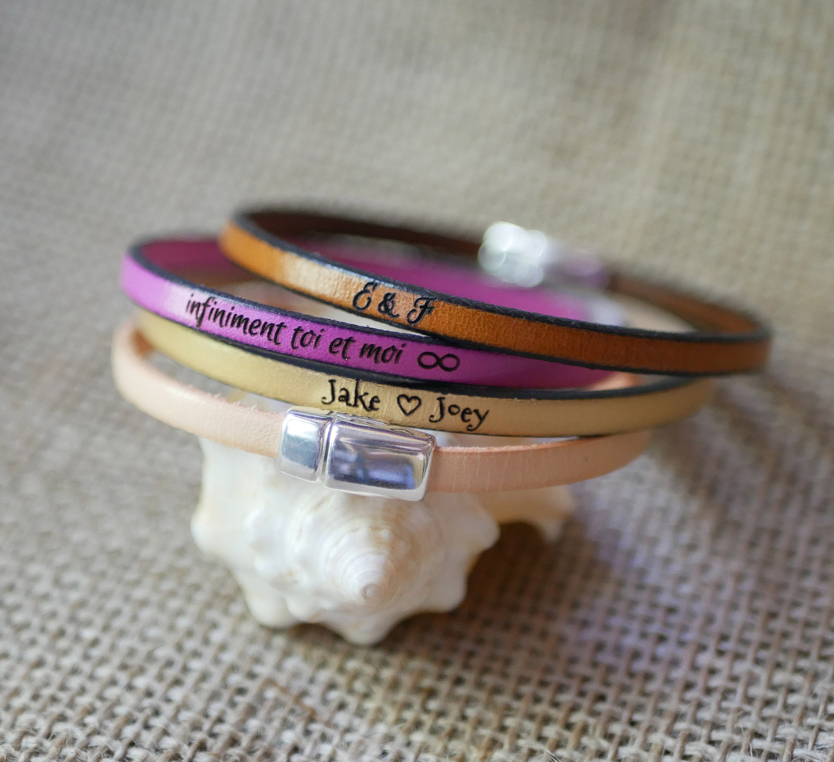 Bracelets en cuir personnalisés avec gravure pour couple.