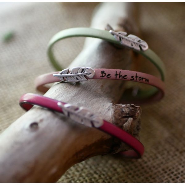 Pulsera de ni&ntilde;a de cuero con pluma para personalizar mediante grabado 