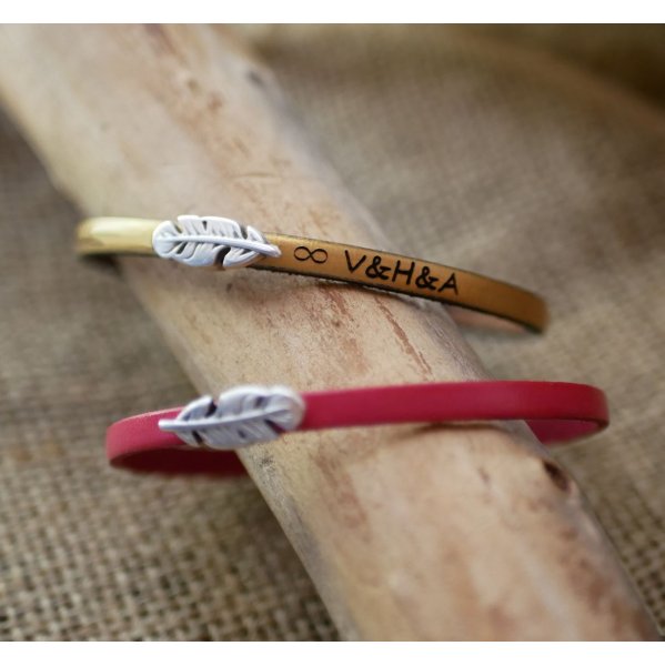 Pulsera de ni&ntilde;a de cuero con pluma para personalizar mediante grabado 