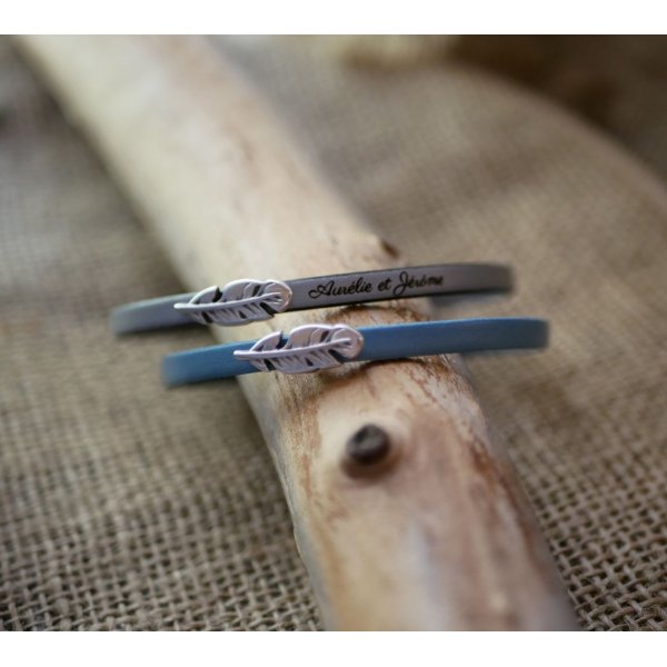 Pulsera de ni&ntilde;a de cuero con pluma para personalizar mediante grabado 
