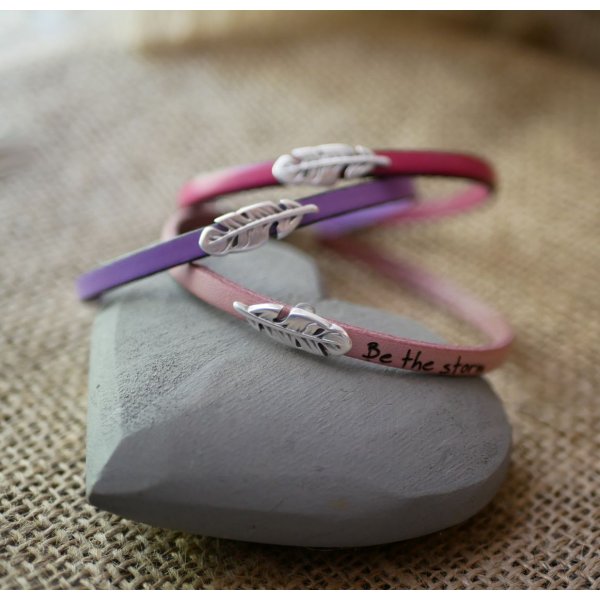 Pulsera de ni&ntilde;a de cuero con pluma para personalizar mediante grabado 