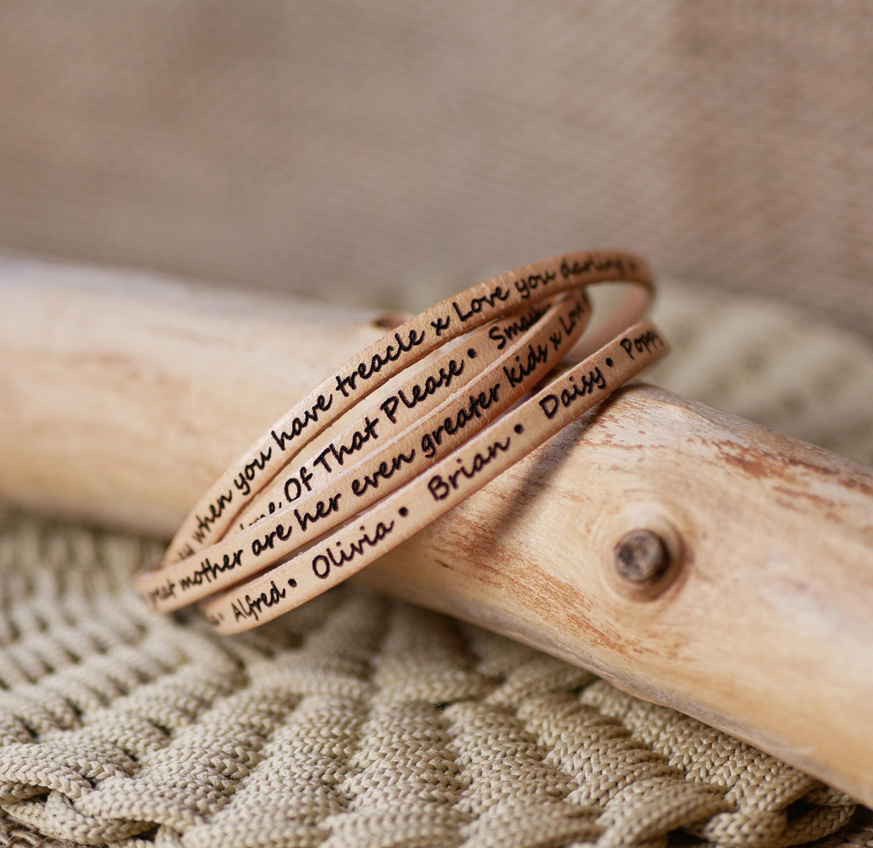 Bracelet en cuir personnalisé avec gravure de prénoms.