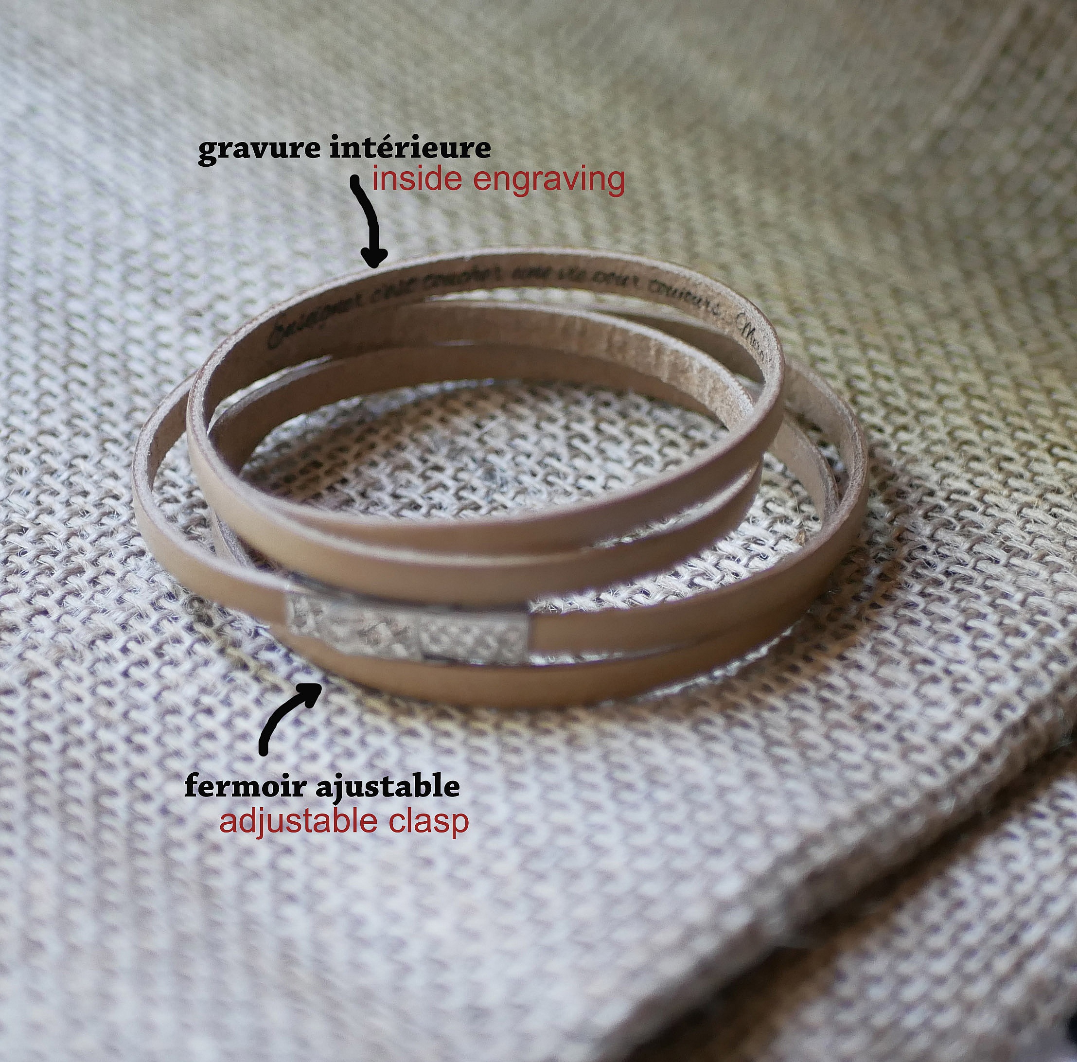 Bracelet en cuir personnalisable avec gravure intérieure et fermoir ajustable.