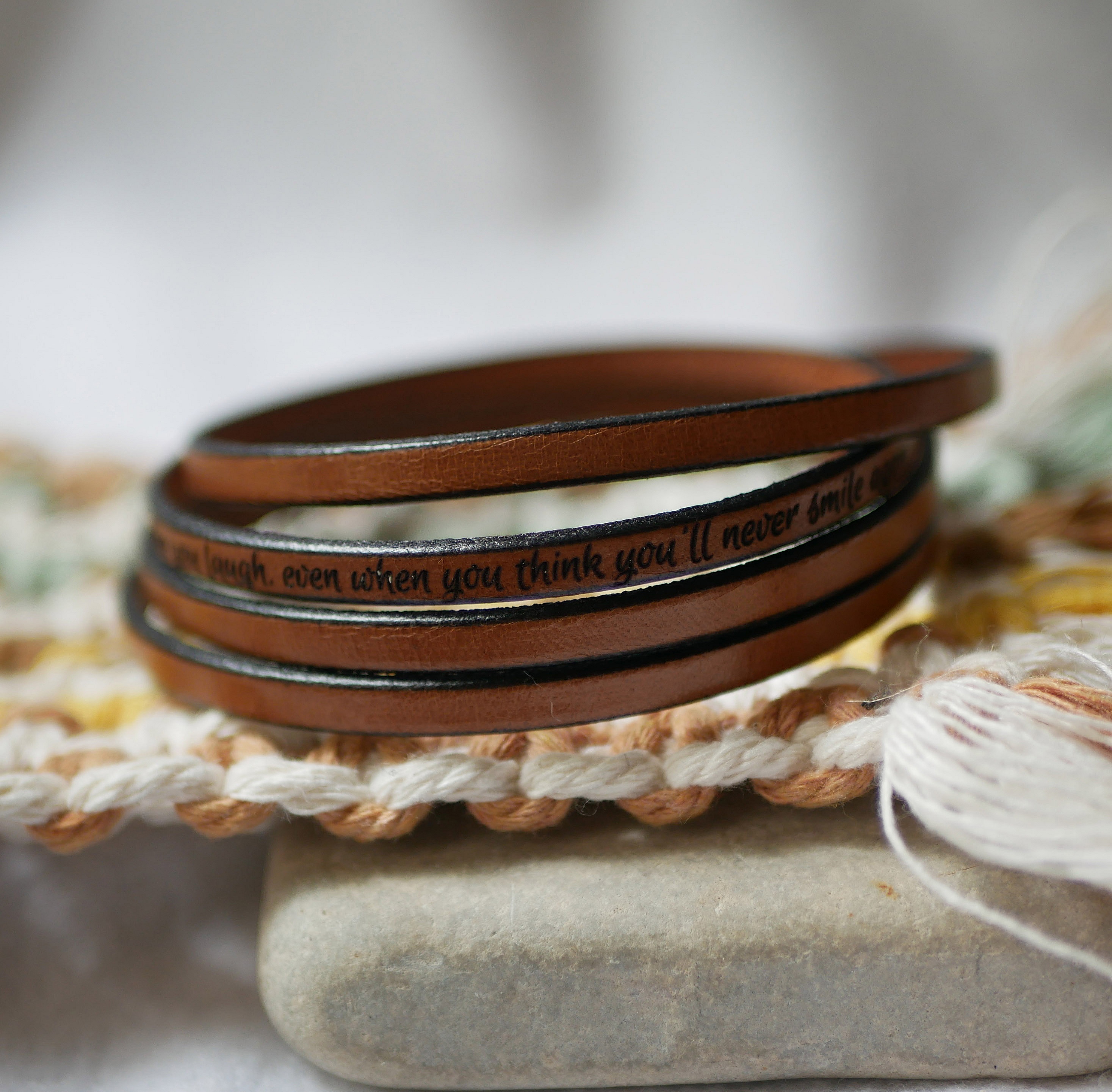 Bracelet en cuir personnalisable avec gravure de texte.