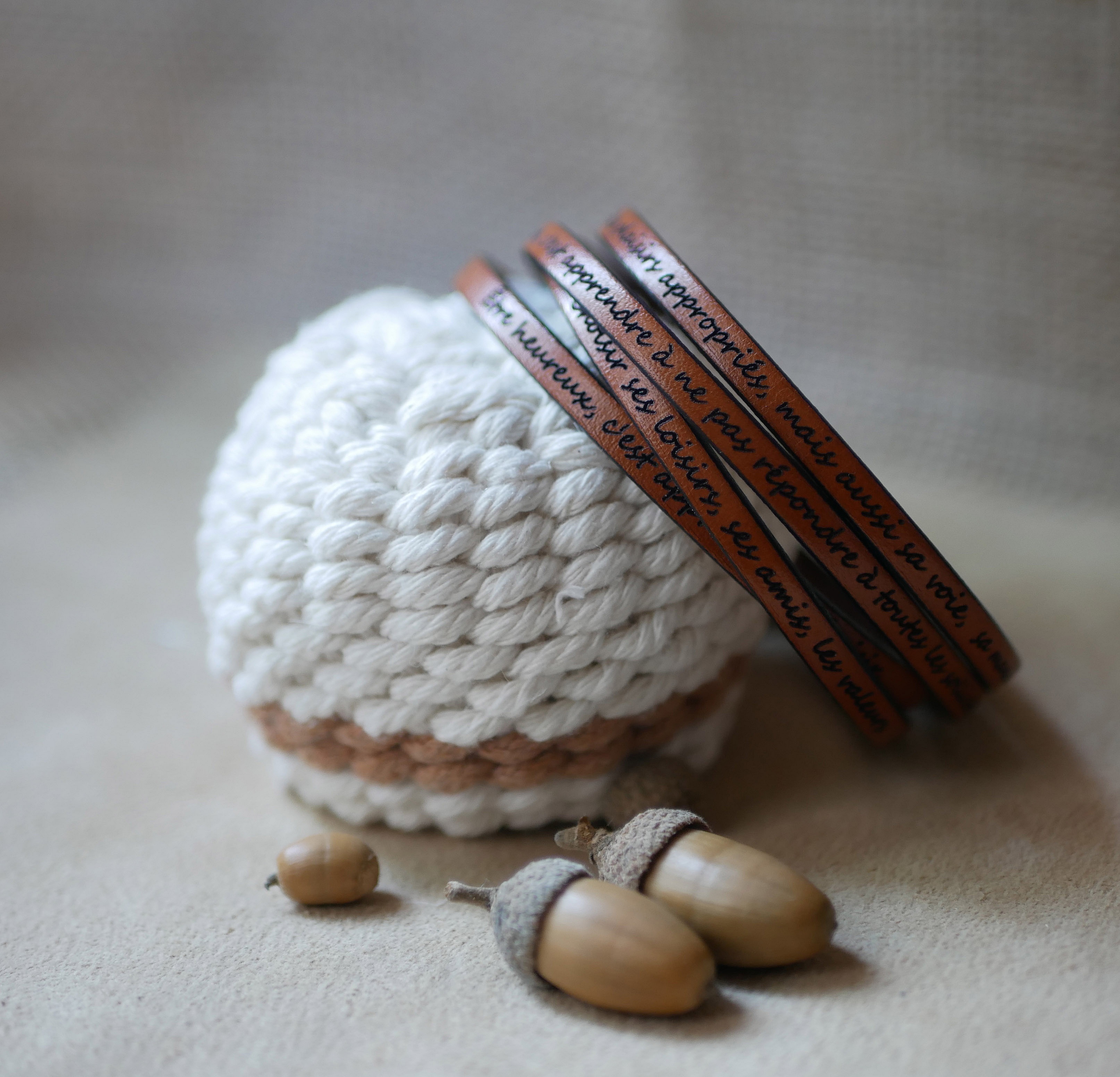 Bracelets en cuir personnalisés avec messages gravés.