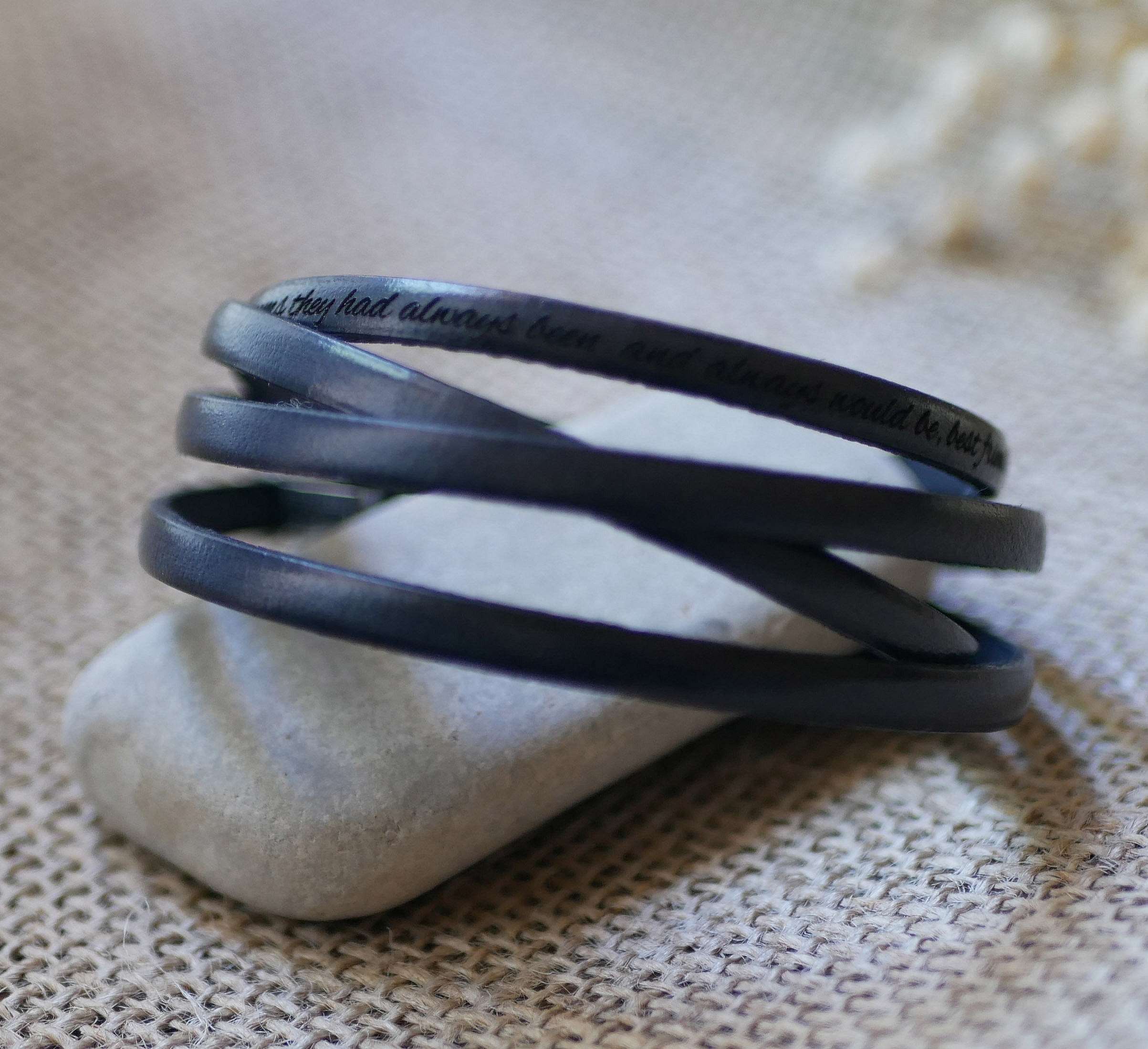 Bracelet en cuir noir personnalisable avec gravure sur mesure.