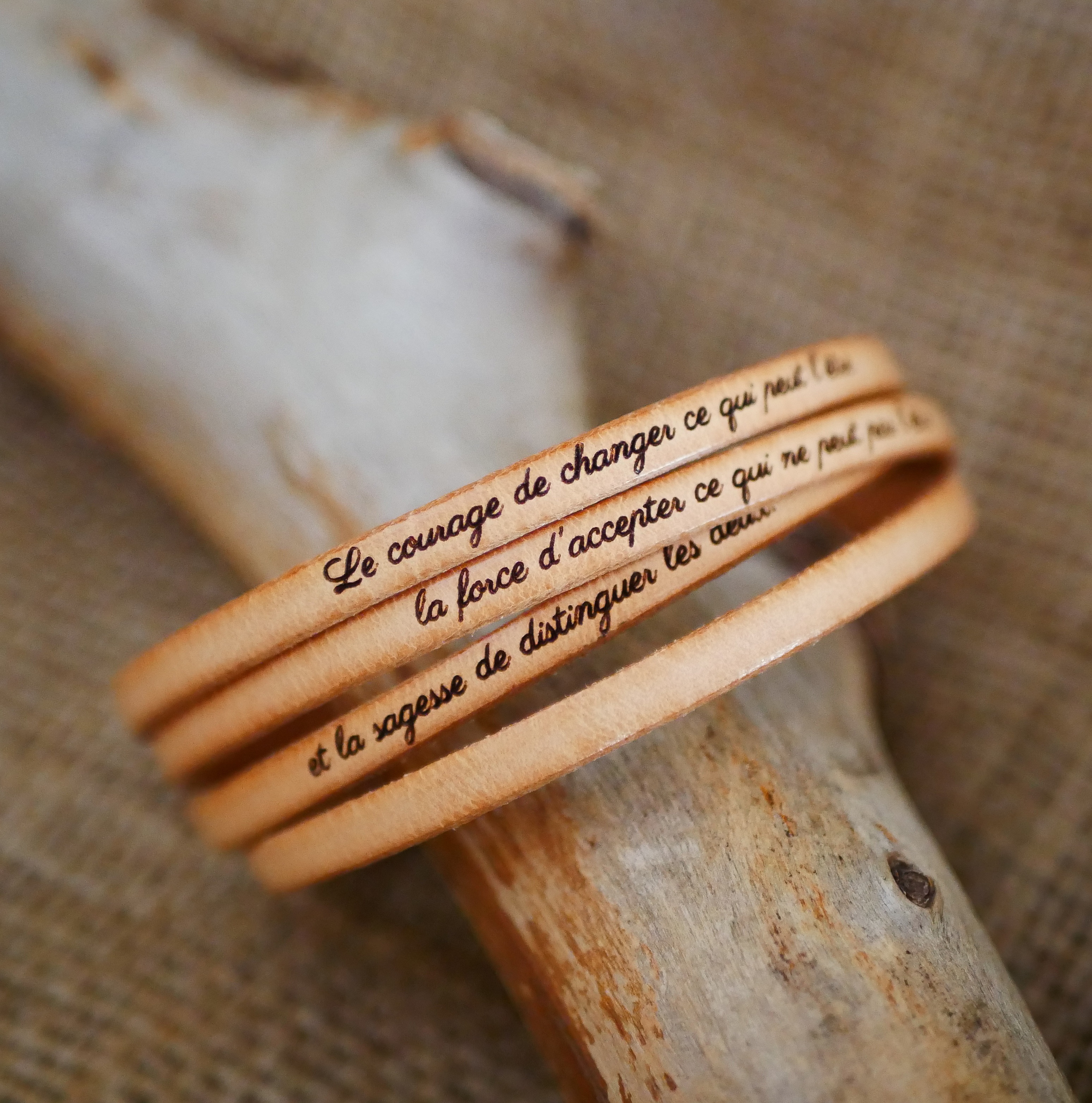 Bracelet en cuir personnalisable gravé d'une citation inspirante.