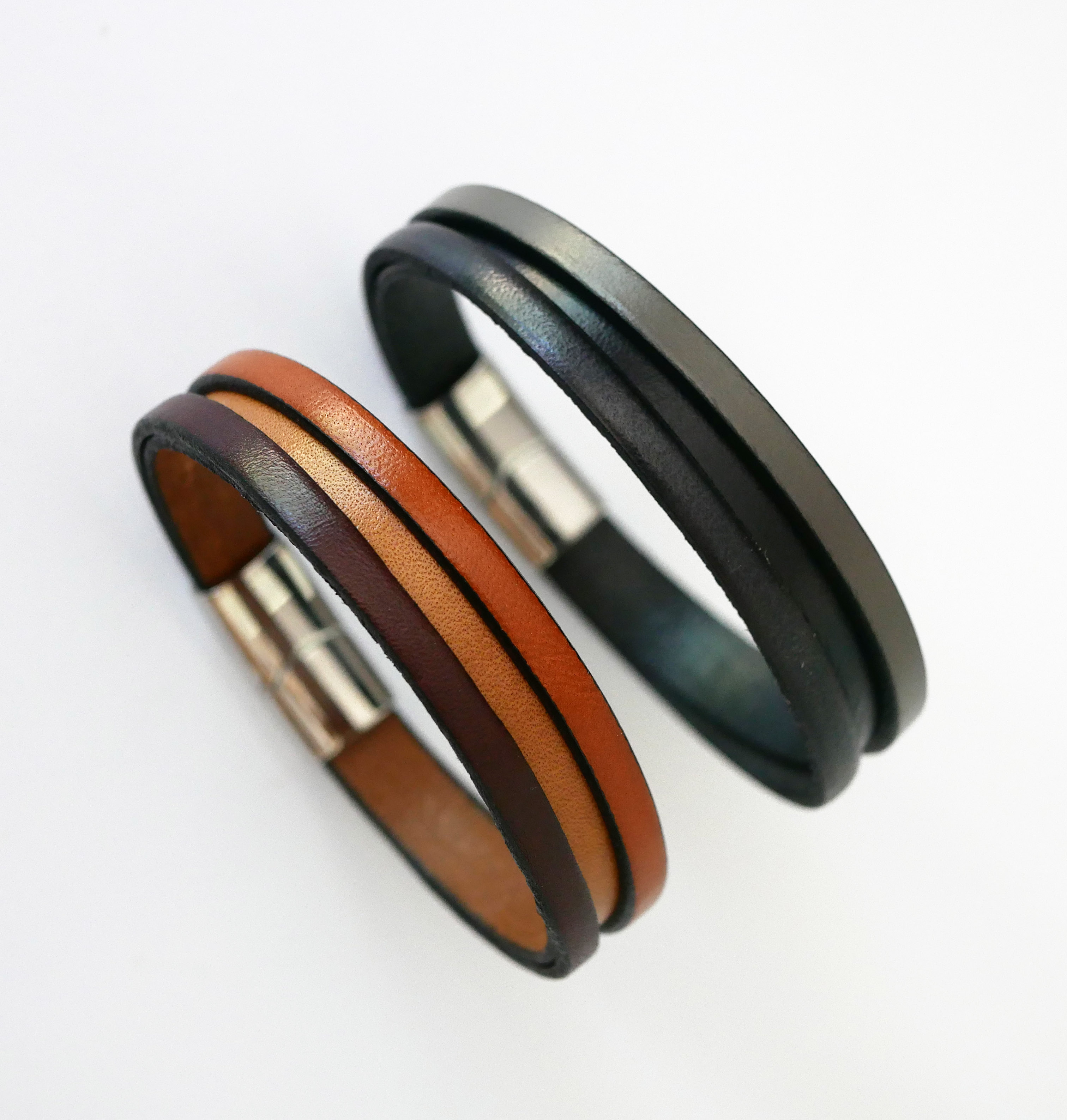 Pulsera de cuero bicolor para hombre con mensaje grabado oculto