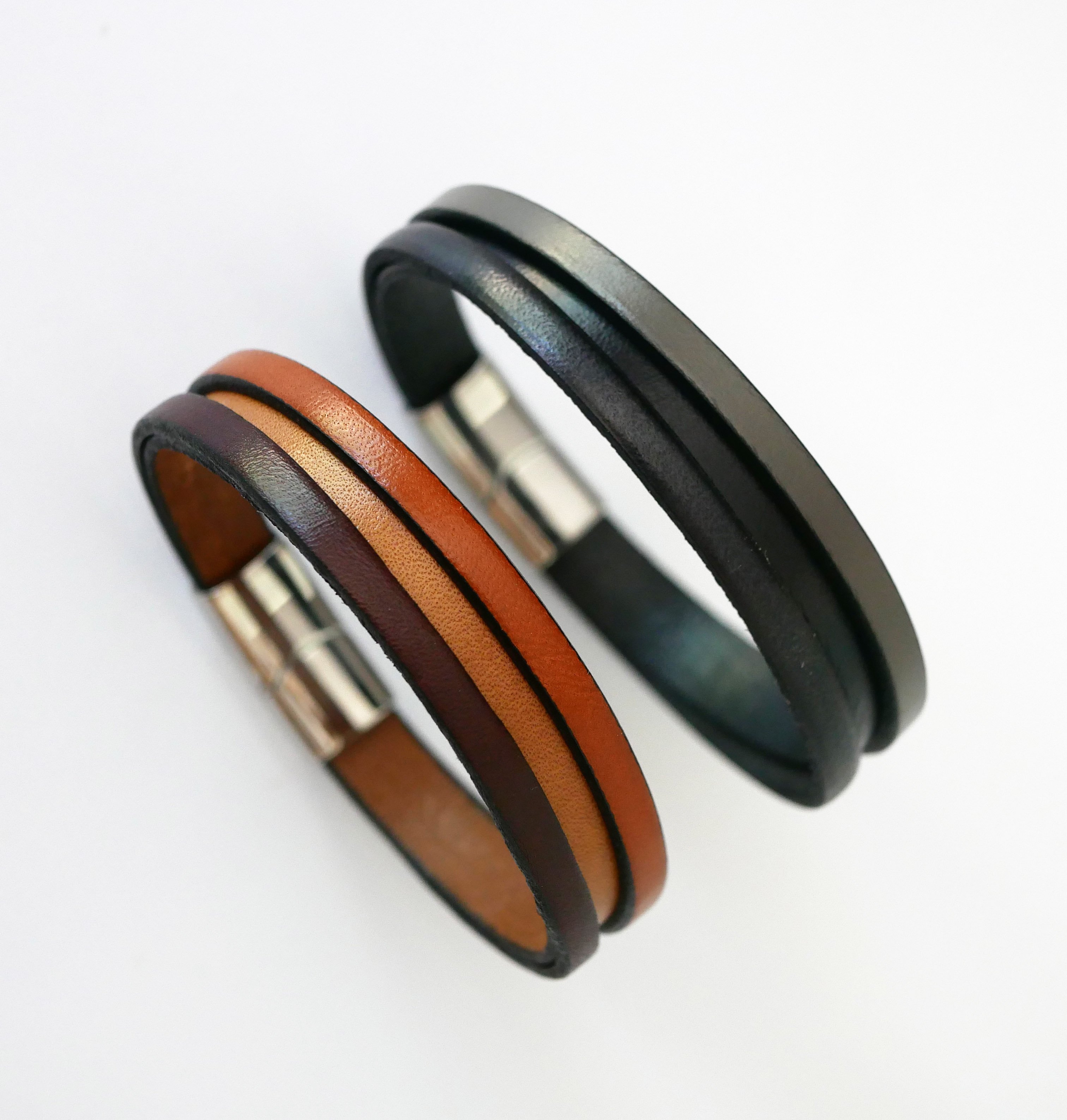 Pulsera de cuero bicolor para hombre con mensaje grabado oculto